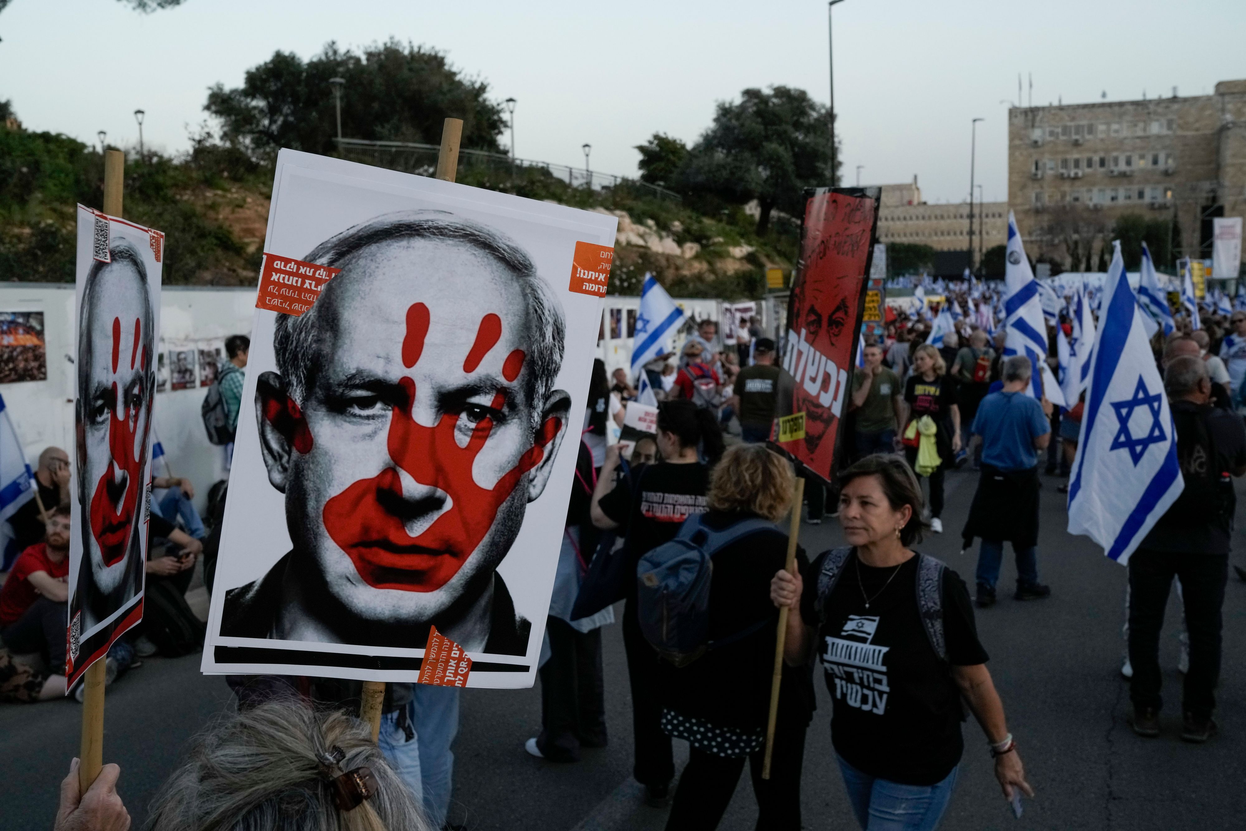 Protest in Israel gegen Premierminister Benjamin Netanjahu. Binnen einem Jahr muss dieser nun Neuwahlen durchführen lassen