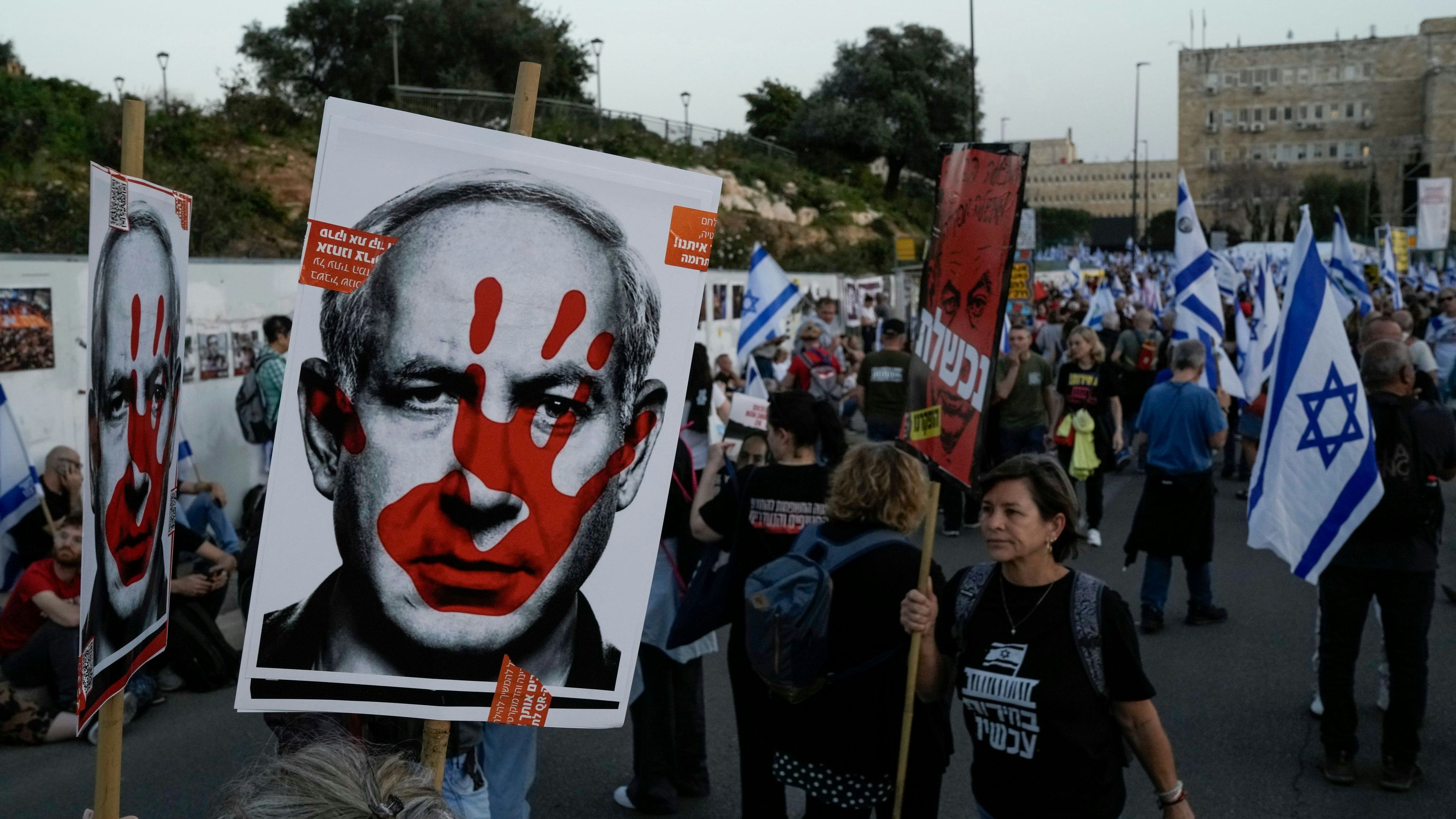 Proteste gegen Benjamin Netanjahu, der Antrag auf einen internationalen Haftbefehl wird Israels Premierminister einbetonieren