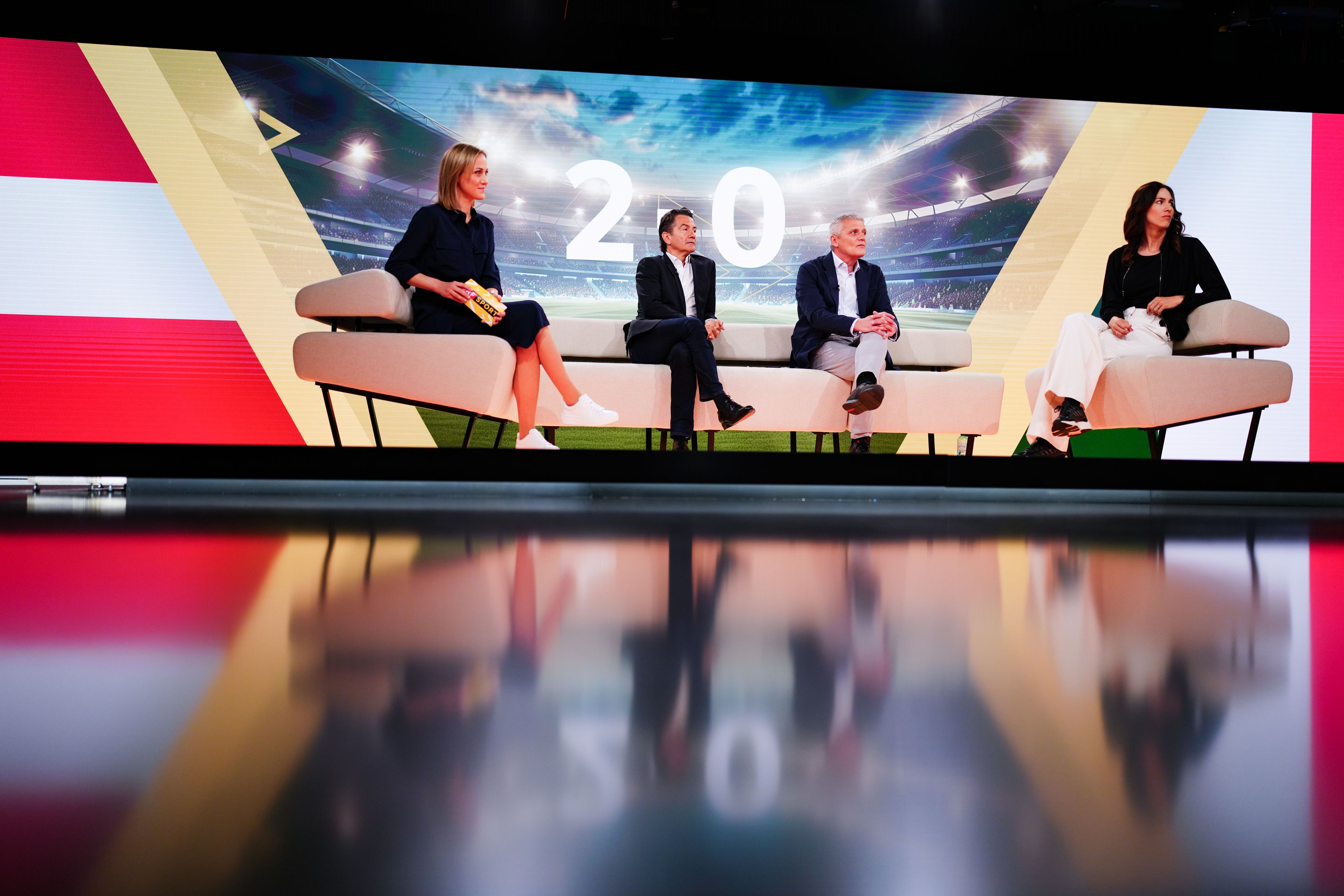 Moderatorin Alina Zellhofer, Generaldirektor Roland Weißmann, Sportchef Hannes Aigelsreiter und Ex-Fußballerin Viktoria Schnaderbeck im neuen ORF-Sportstudio.