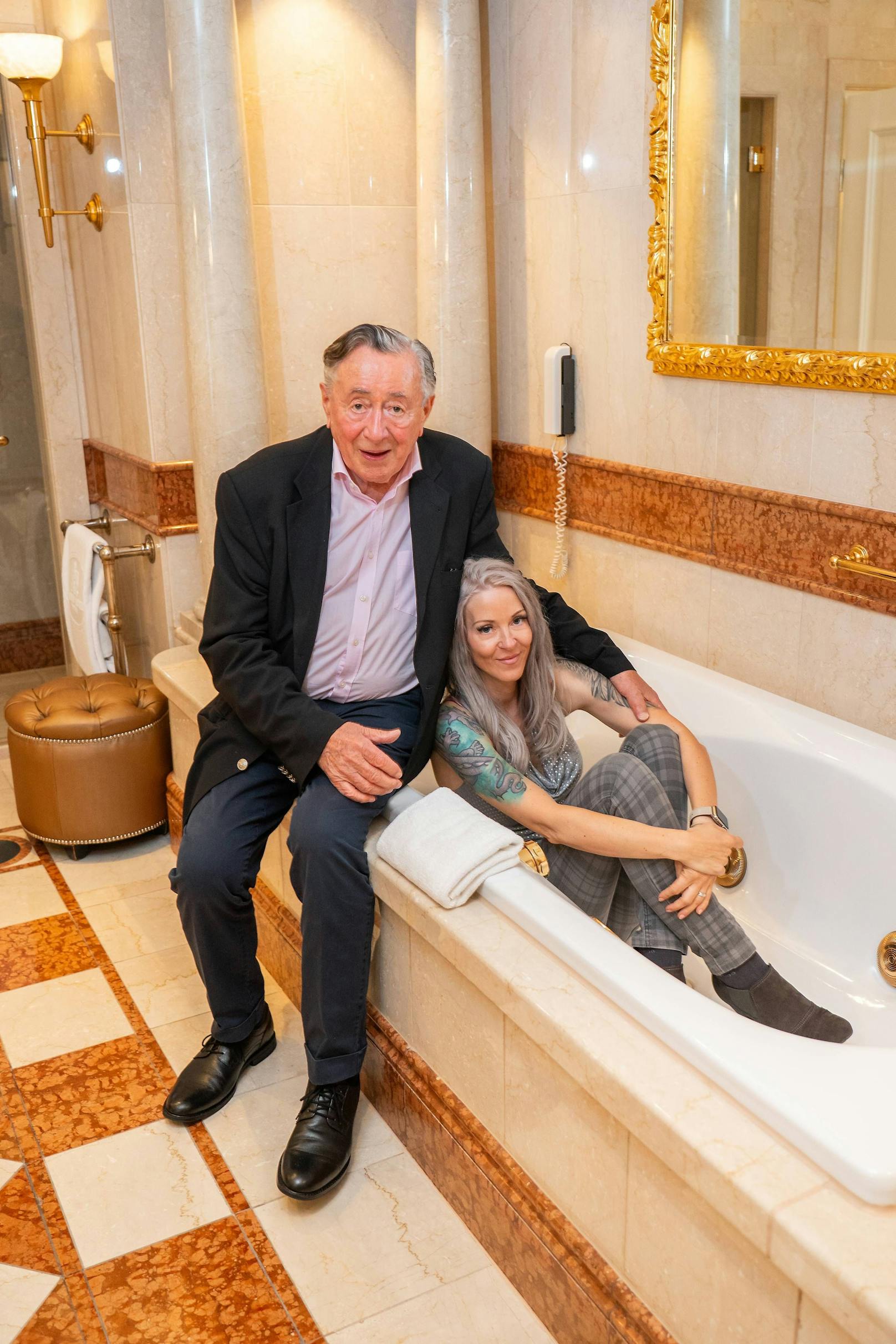 In der Lugner Villa klagte der Baumeister über eine zu große Badewanne, als er <em>"Heute"</em> zu einer Homestory eingeladen hatte. Im Grand Hotel werden die Wünsche der beiden erfüllt und die Wanne ist nach ihrem Geschmack.