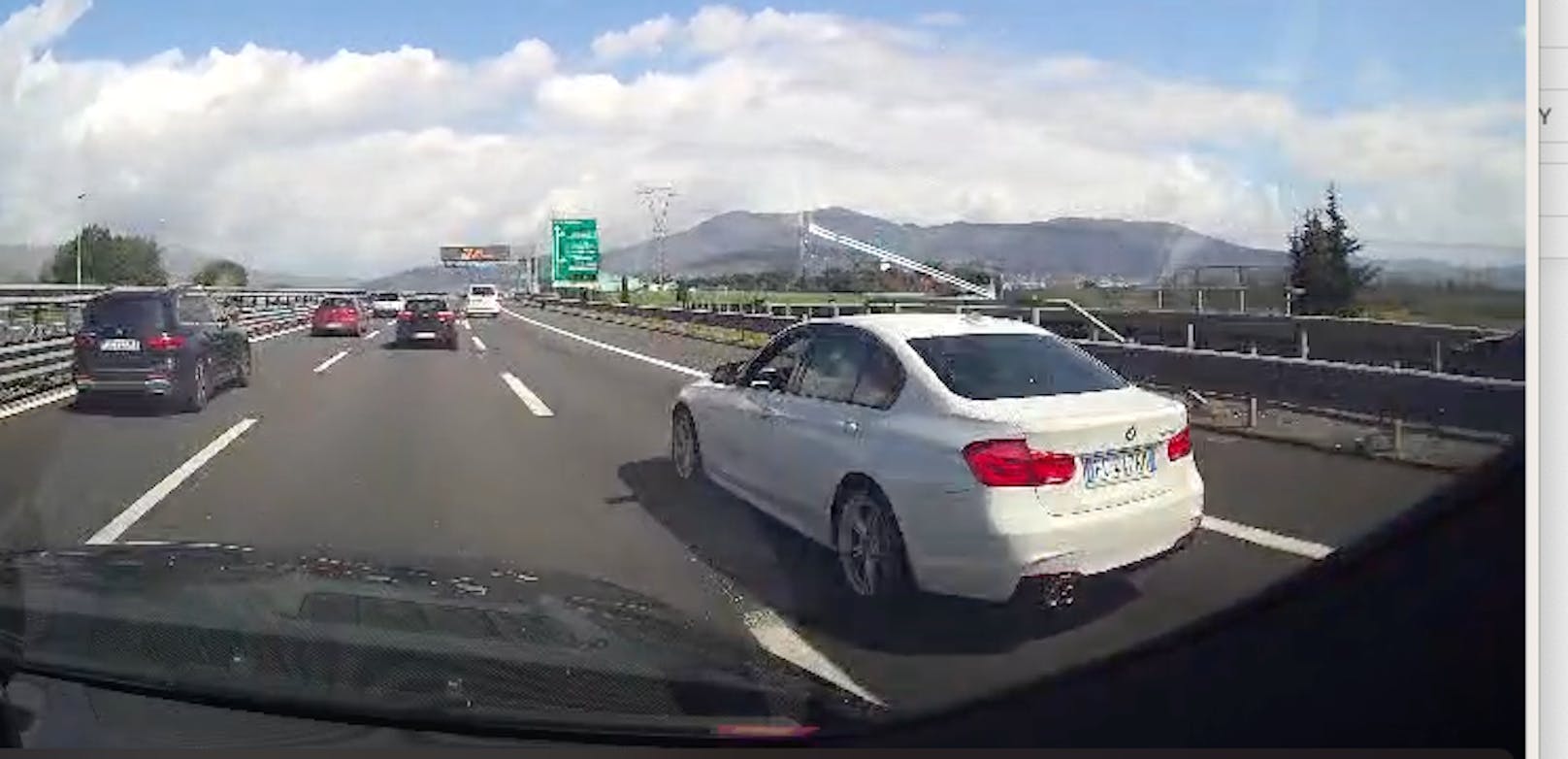 Zuerst der Knall. Ein BMW-Fahrer simuliert offenbar mit einem Steinwurf einen Zusammenstoß.