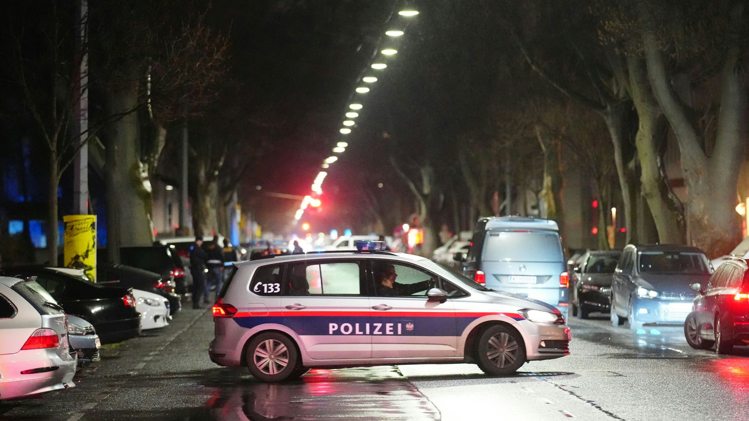 Download von www.picturedesk.com am 22.05.2024 (12:54).  ABD0090_20240223 - WIEN - ÖSTERREICH: ZU APA0510 VOM 23.2.2024 - Drei Frauen sind am Freitagabend, 23. Februar 2024, in einem Bordell in Wien-Brigittenau tot aufgefunden worden. Ein Tatverdächtiger befindet sich in Polizeigewahrsam. Im Bild: Einsatzkräfte der Polizei am Tatort. - FOTO: APA/GEORG HOCHMUTH - 20240223_PD16362 - Rechteinfo: Rights Managed (RM)