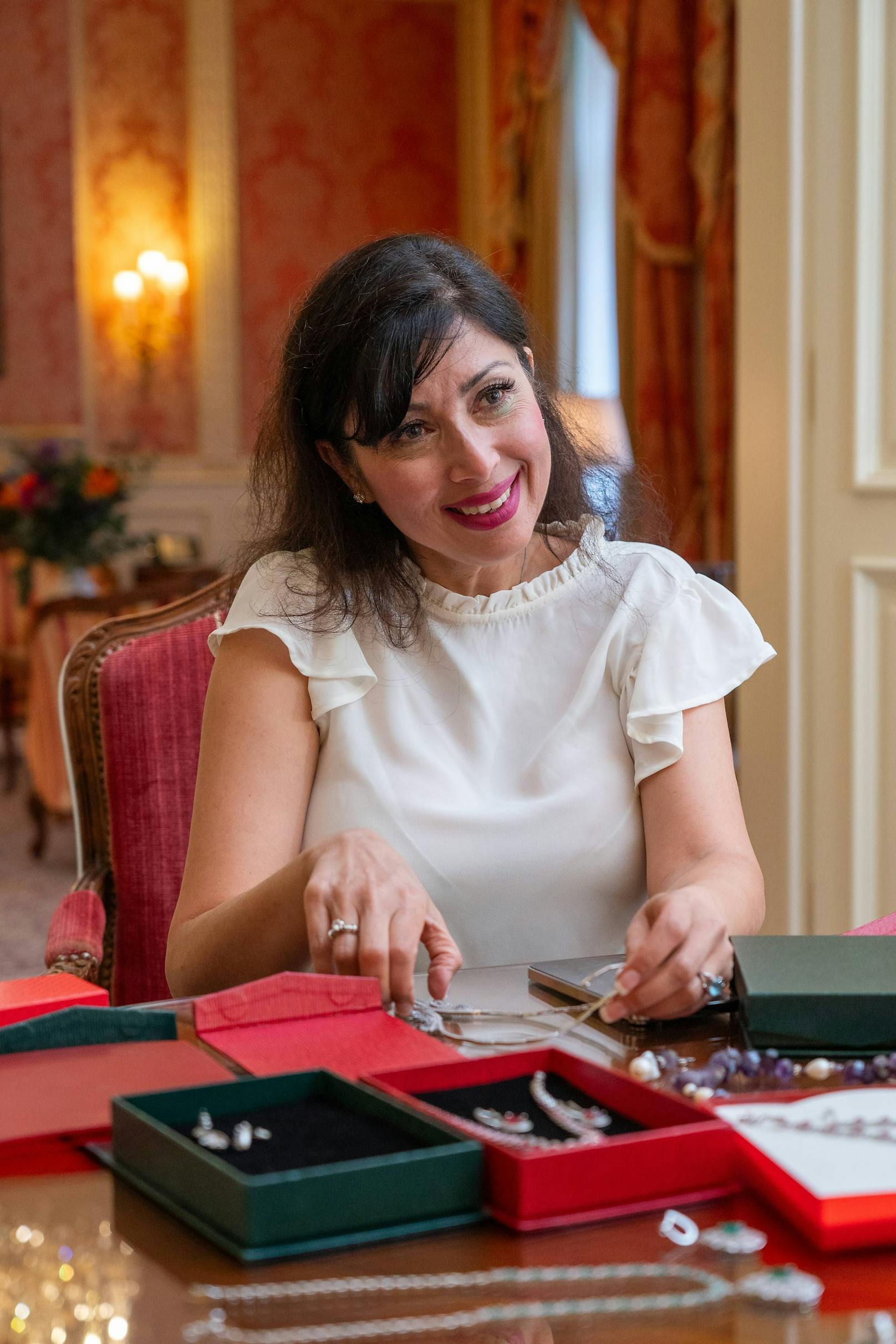 Schmuckdesignerin Shifteh Maryan wurde in das Luxus-Hotel bestellt. Simone Reiländer sucht sich bei ihr den Brautschmuck aus.