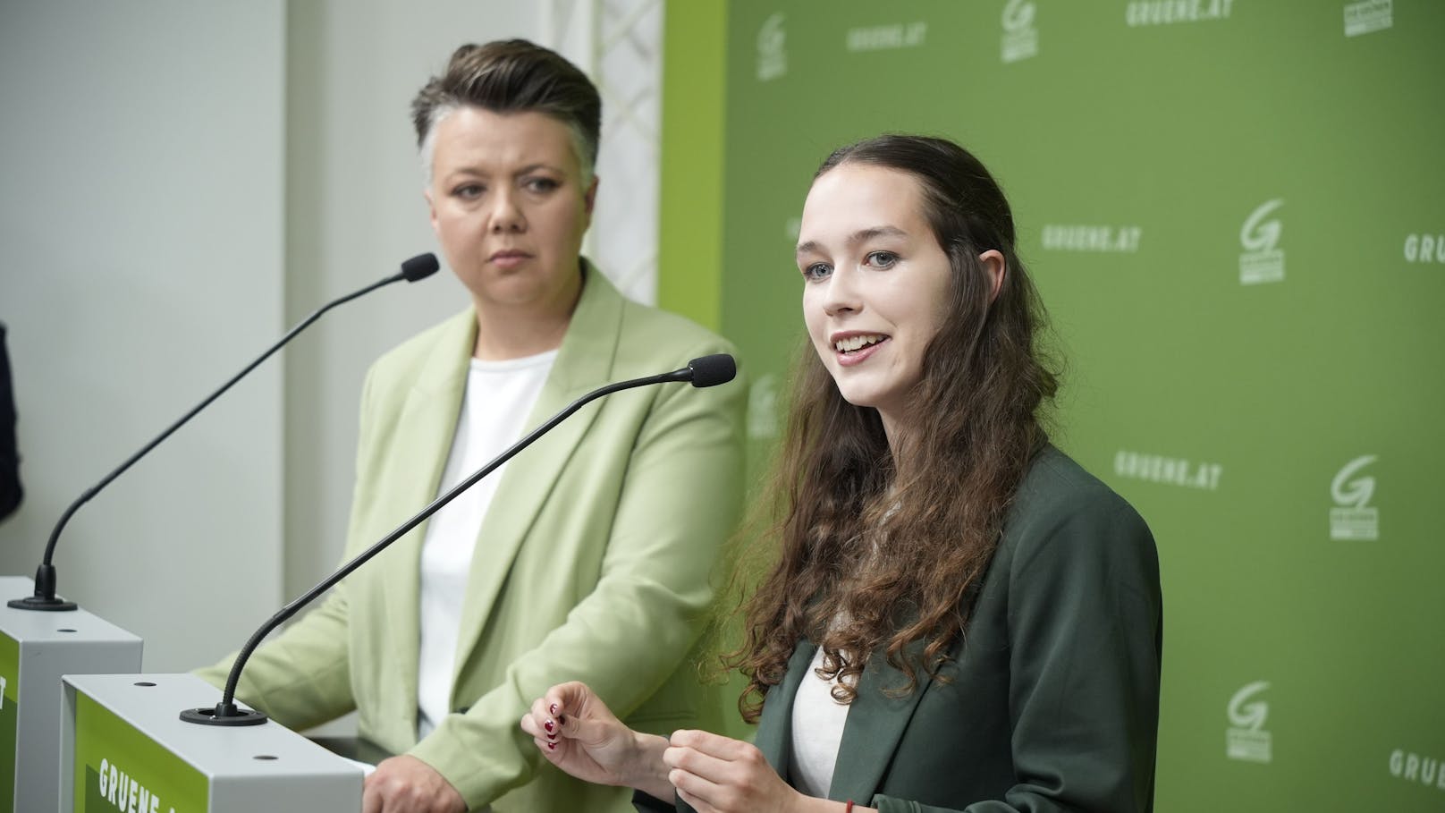 Schilling versicherte noch, dass sie weiter für die Grünen kandidiere. Als Beweis, wie ernst sie es mit der Partei meinte, gab sie bekannt, dass sie am Mittwoch ihren Antrag auf Mitgliedschaft abschickte.