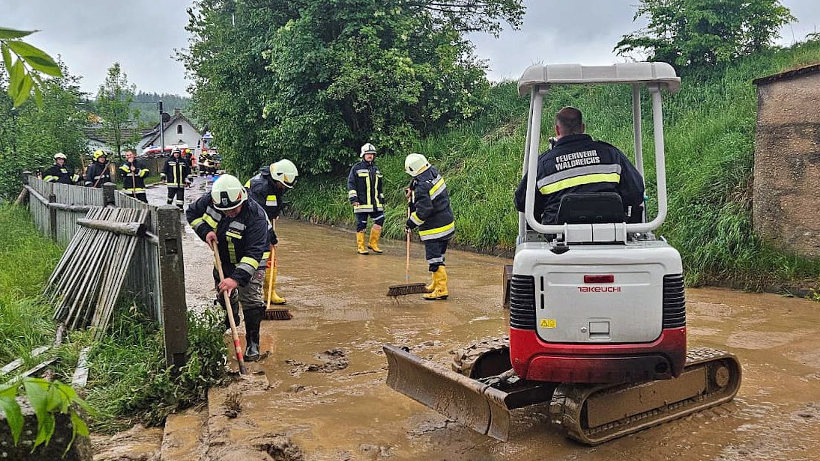 Die Straßen mussten vom Schlamm befreit werden.