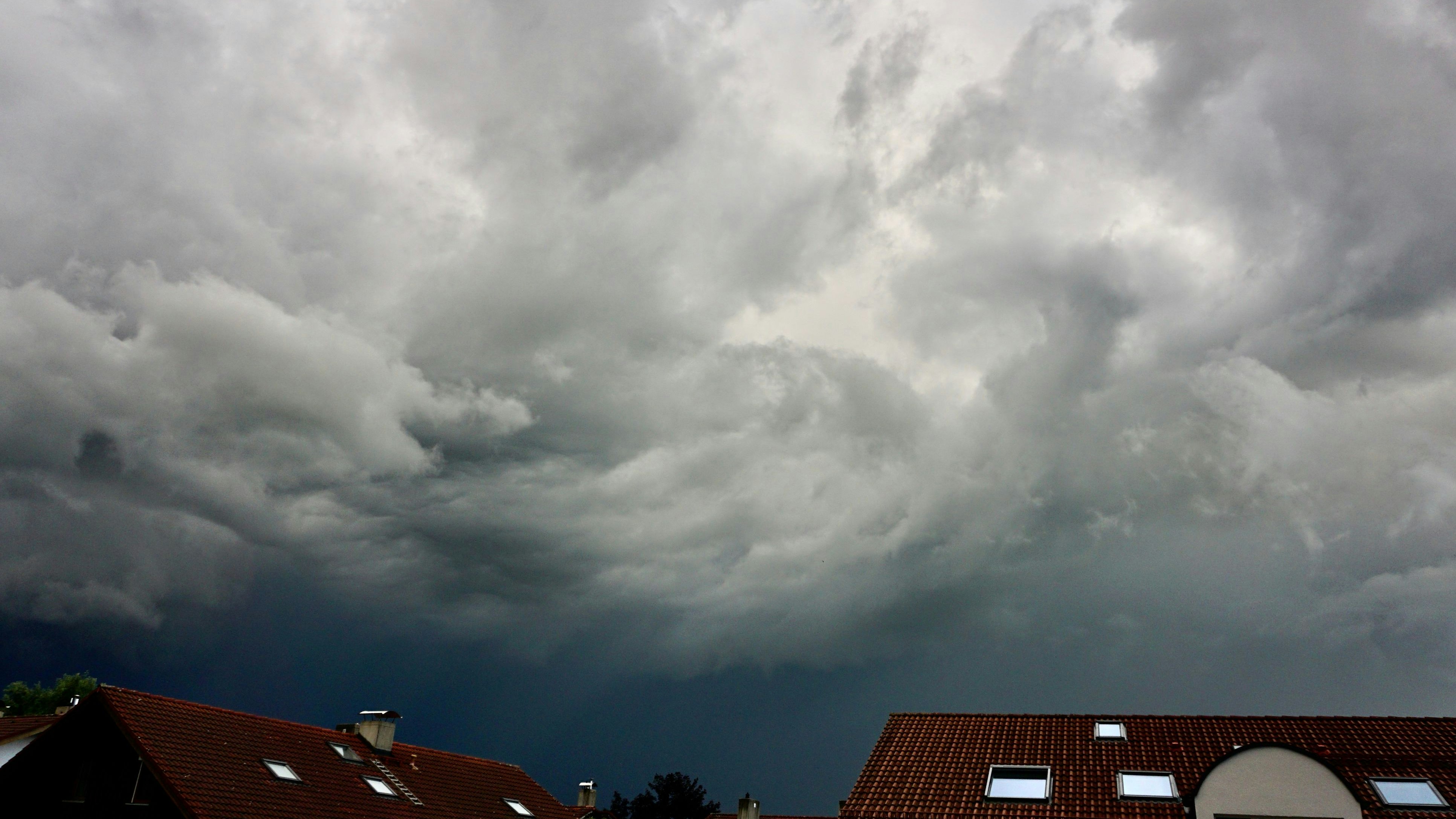 In Teilen des Landes kann es am Donnerstag zu kräftigen Unwettern kommen. (Symbolbild)