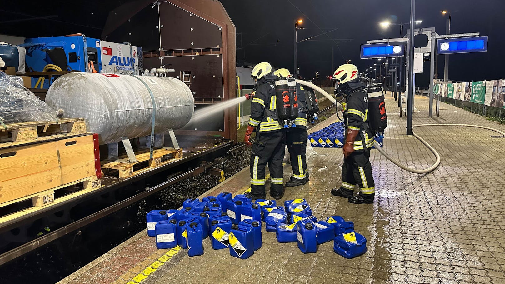 Die alarmierten Einsatzkräfte der FF Wörgl und der Betriebsfeuerwehr Kundl konnten schließlich eruieren, dass bei dem auf dem Gleis 16 abgestellt gewesenen Güterwaggon, der mit 1.200 kg Wasserstoffperoxid (H2O2) und 10.000 kg Lithiumbatterien beladen war, aus einigen der geladenen 5-Liter-Gebinde (Kanister) Wasserstoffperoxid austrat.