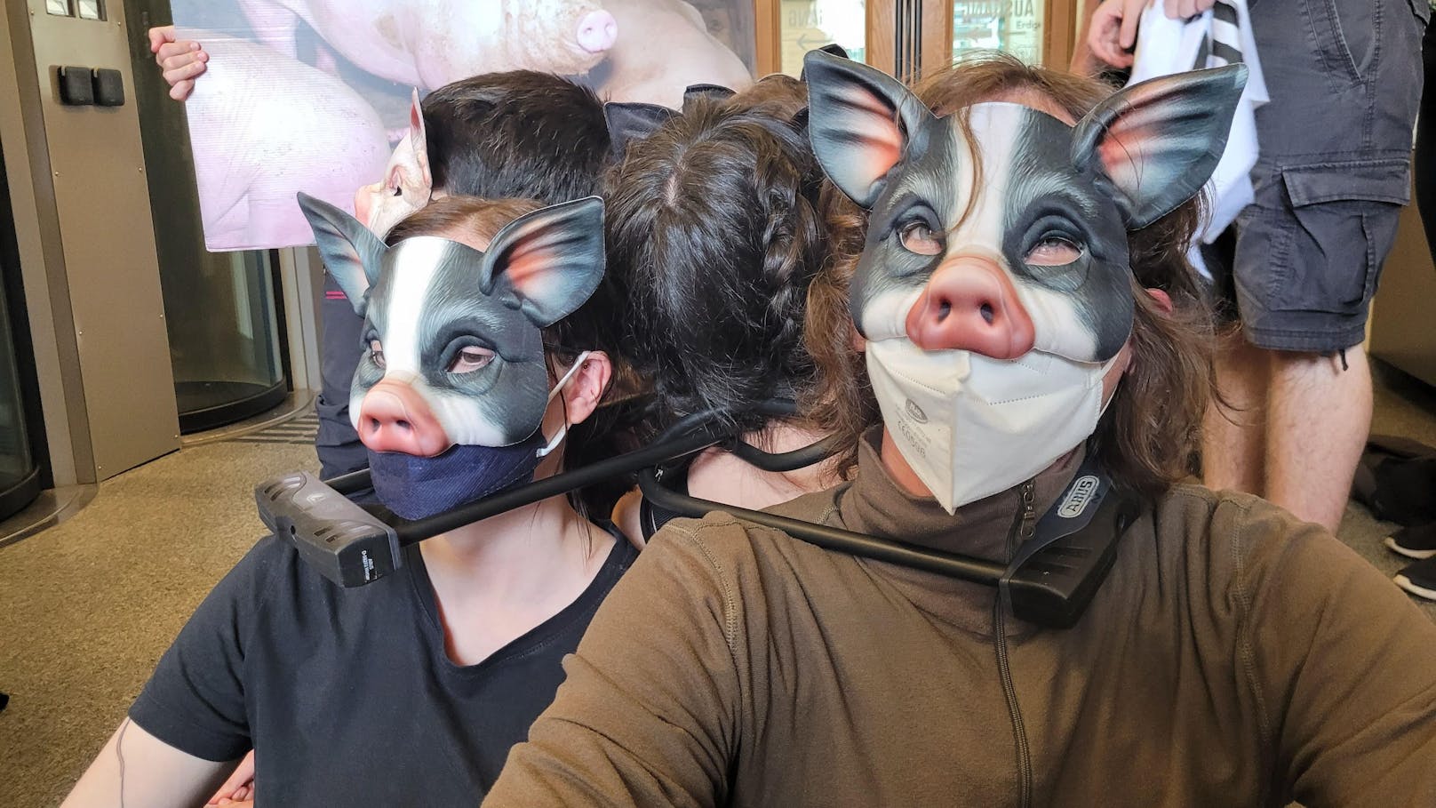 Mit Schweinemasken wollte die Gruppierung auf die Rechte der Tiere aufmerksam machen. 