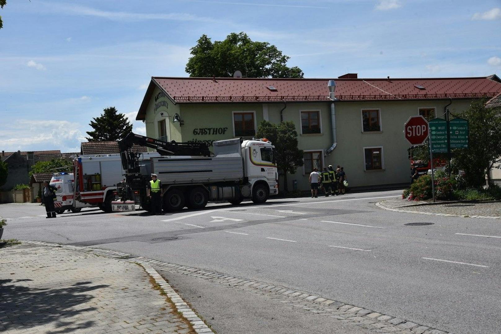 Die beiden Fahrzeuginsassen wurden im Auto eingeklemmt. Der Beifahrer musste mit dem Rettungshubschrauber Martin 5 ins Krankenhaus gebracht werden