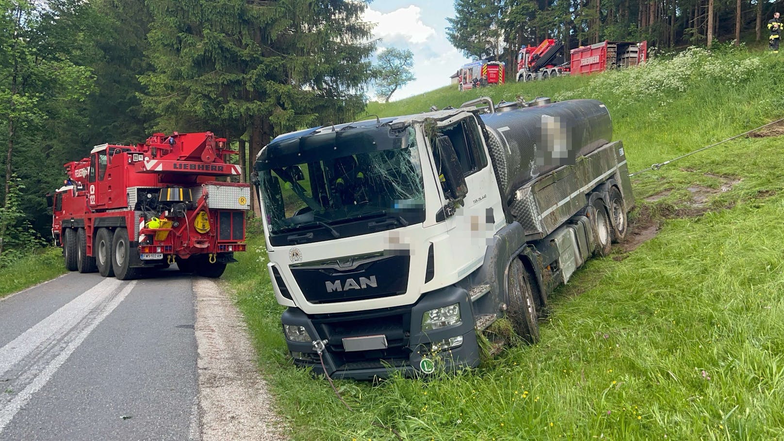 Das beschädigte Fahrzeug wurde abtransportiert.