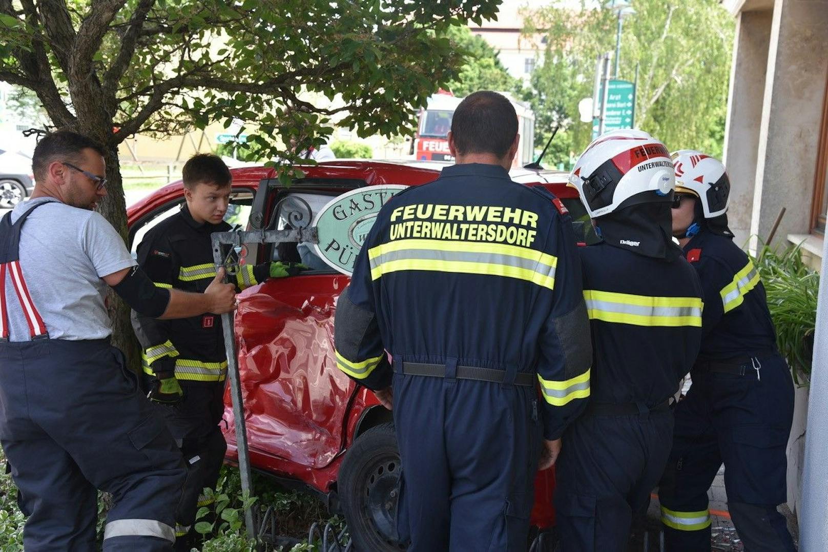 Die beiden Fahrzeuginsassen wurden im Auto eingeklemmt. Der Beifahrer musste mit dem Rettungshubschrauber Martin 5 ins Krankenhaus gebracht werden