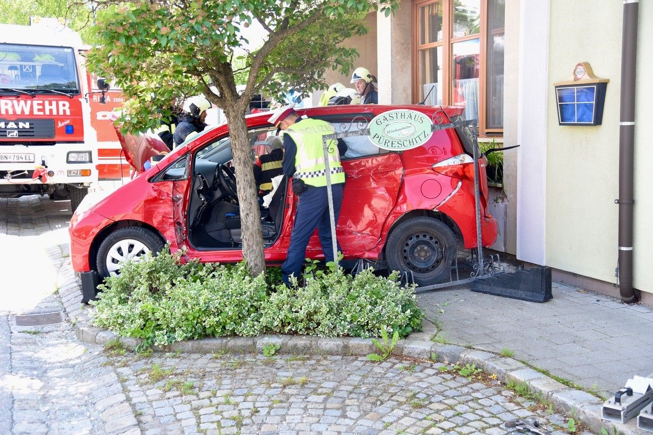 Das Fahrzeug wurde durch den Zusammenstoß mit dem Lkw gegen ein Gasthaus geschleudert