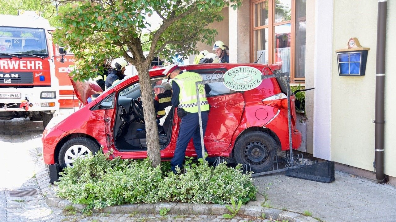 Heute.at - Lkw schleuderte Auto gegen Wirtshaus-Fasade