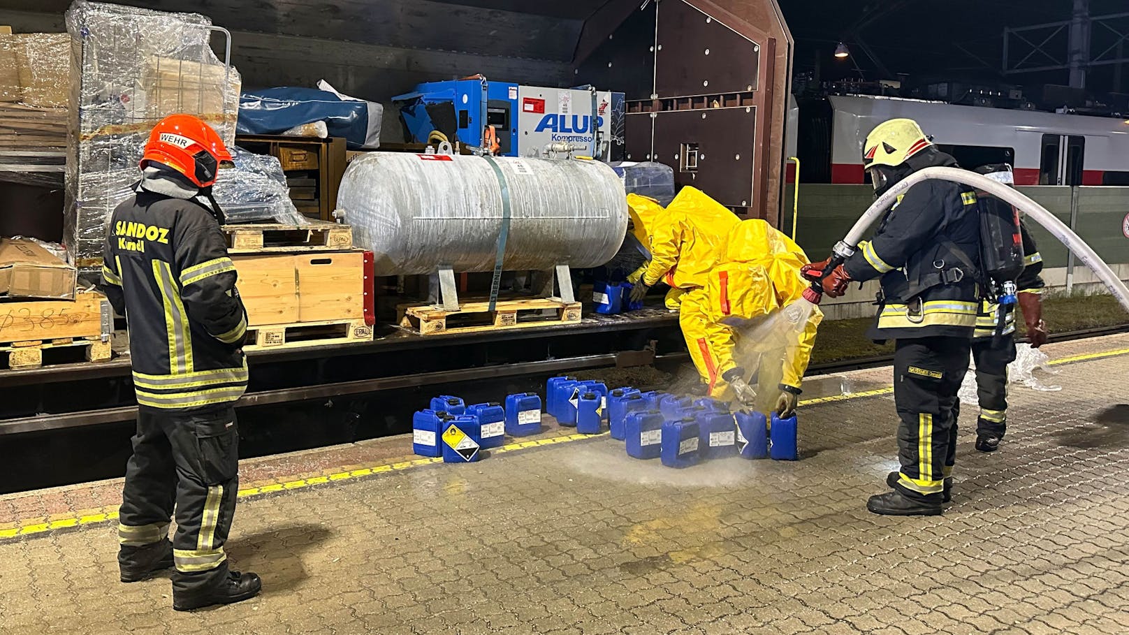 Der betreffende Waggon wurde in der Folge auf ein Abstellgleis verschoben, wo durch die eingesetzten Feuerwehrkräfte, unter Einsatz von Atemschutz und Schutzausrüstung die entsprechenden Reinigungsarbeiten der undichten Kanister durchgeführt werden.