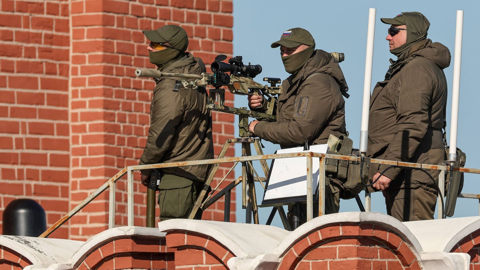 Russische Scharfschützen bei der Militärparade in Moskau. Im Einsatz: das SSG 08 von Steyr Arms.