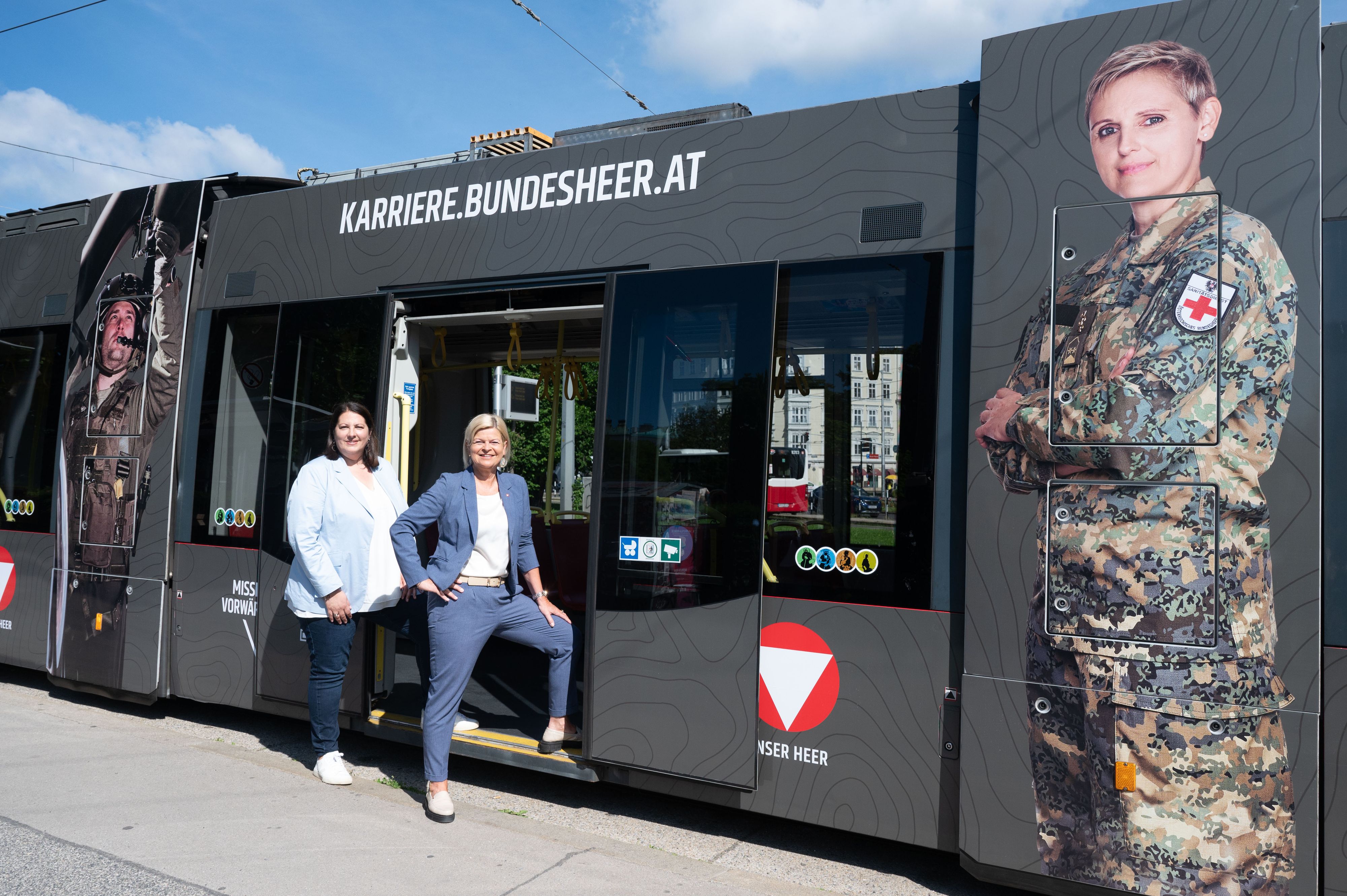 Vizebürgermeisterin Kathrin Gaál und Bundeministerin für Landesverteidigung Klaudia Tanner präsentieren die erste Bundesheer-Bim.