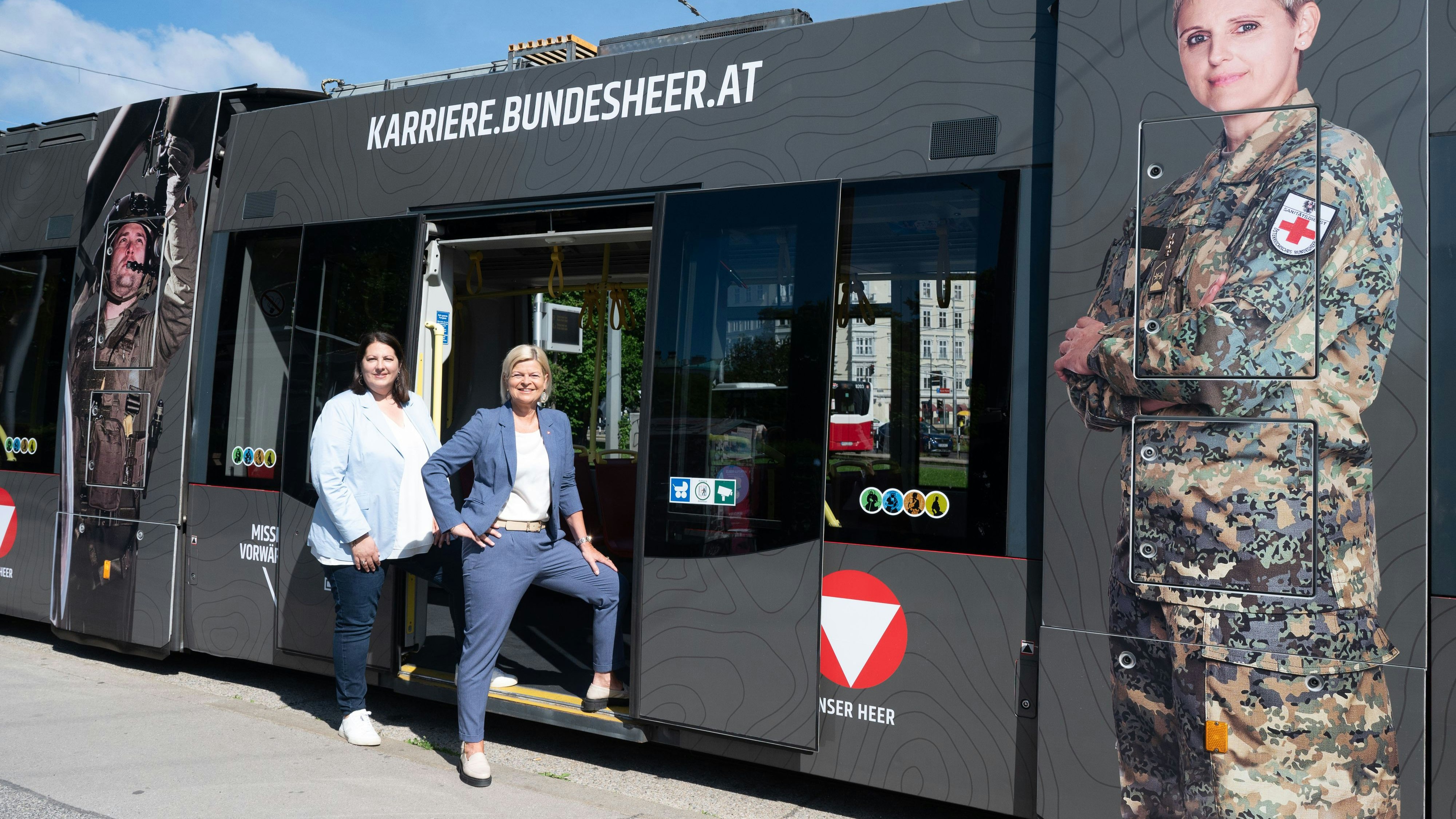 Vizebürgermeisterin Kathrin Gaál und Bundeministerin für Landesverteidigung Klaudia Tanner präsentieren die erste Bundesheer-Bim.