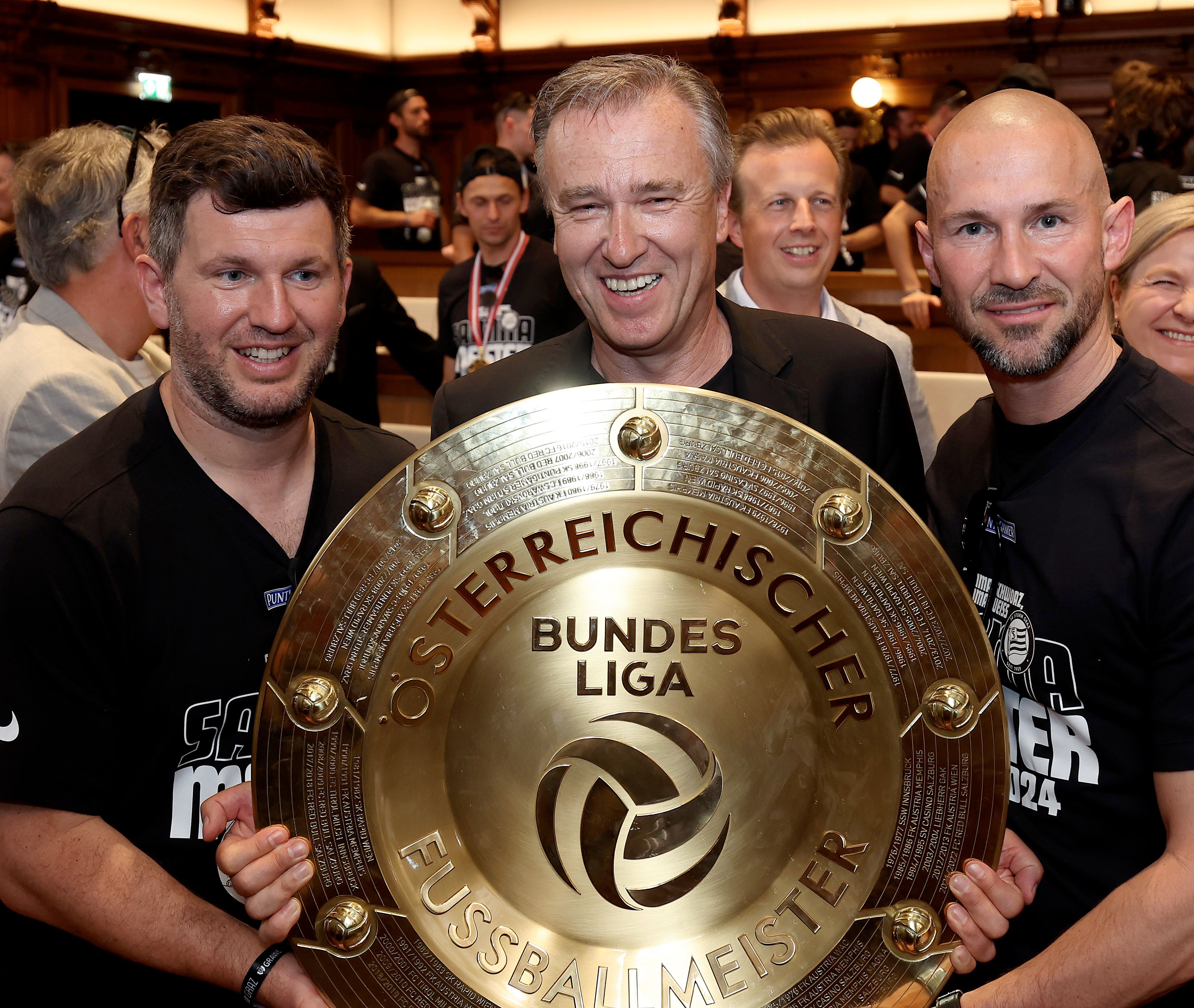 Geschäftsführer Sport Andreas Schicker (l.) bleibt beim SK Sturm.