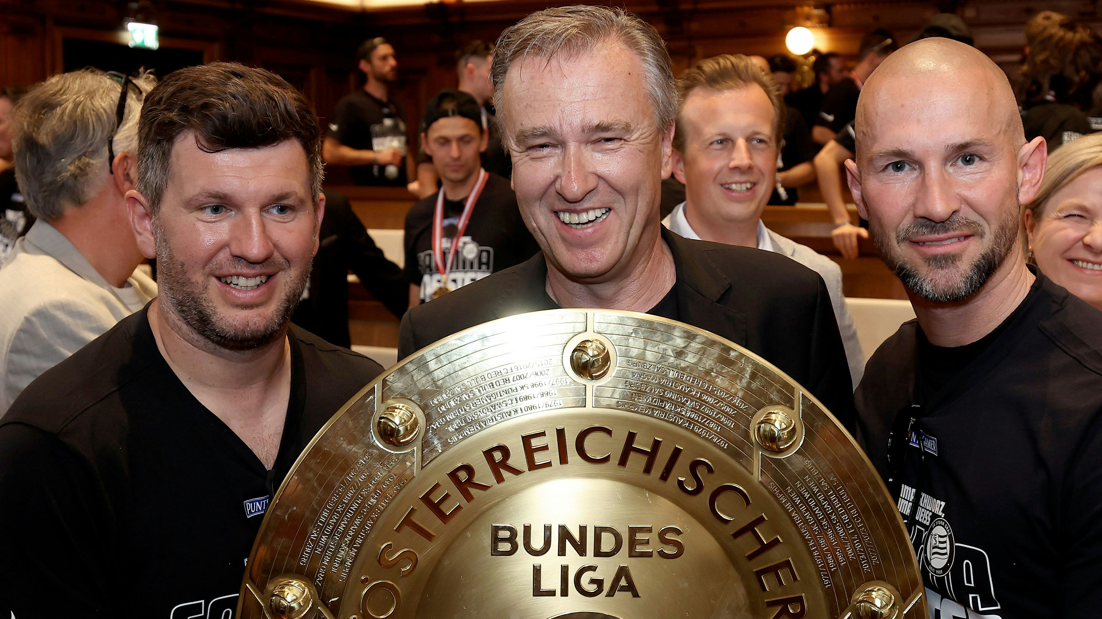 Geschäftsführer Sport Andreas Schicker (l.) bleibt beim SK Sturm.