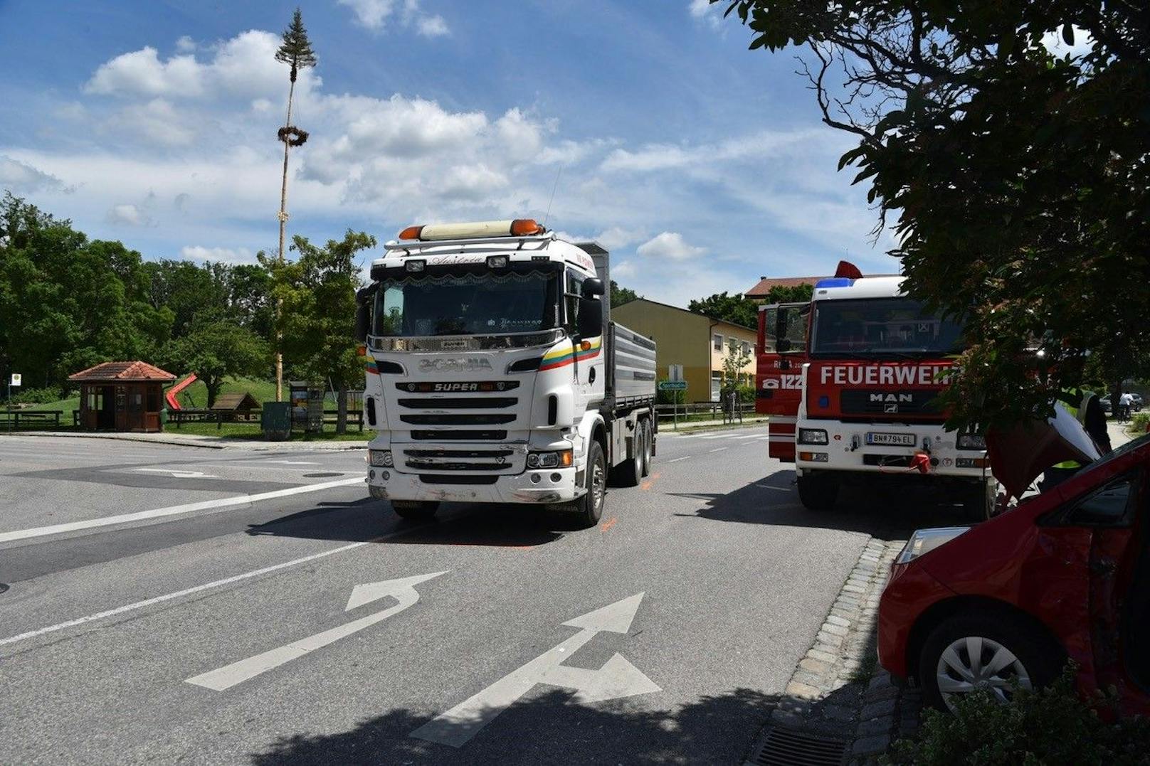 Die beiden Fahrzeuginsassen wurden im Auto eingeklemmt. Der Beifahrer musste mit dem Rettungshubschrauber Martin 5 ins Krankenhaus gebracht werden