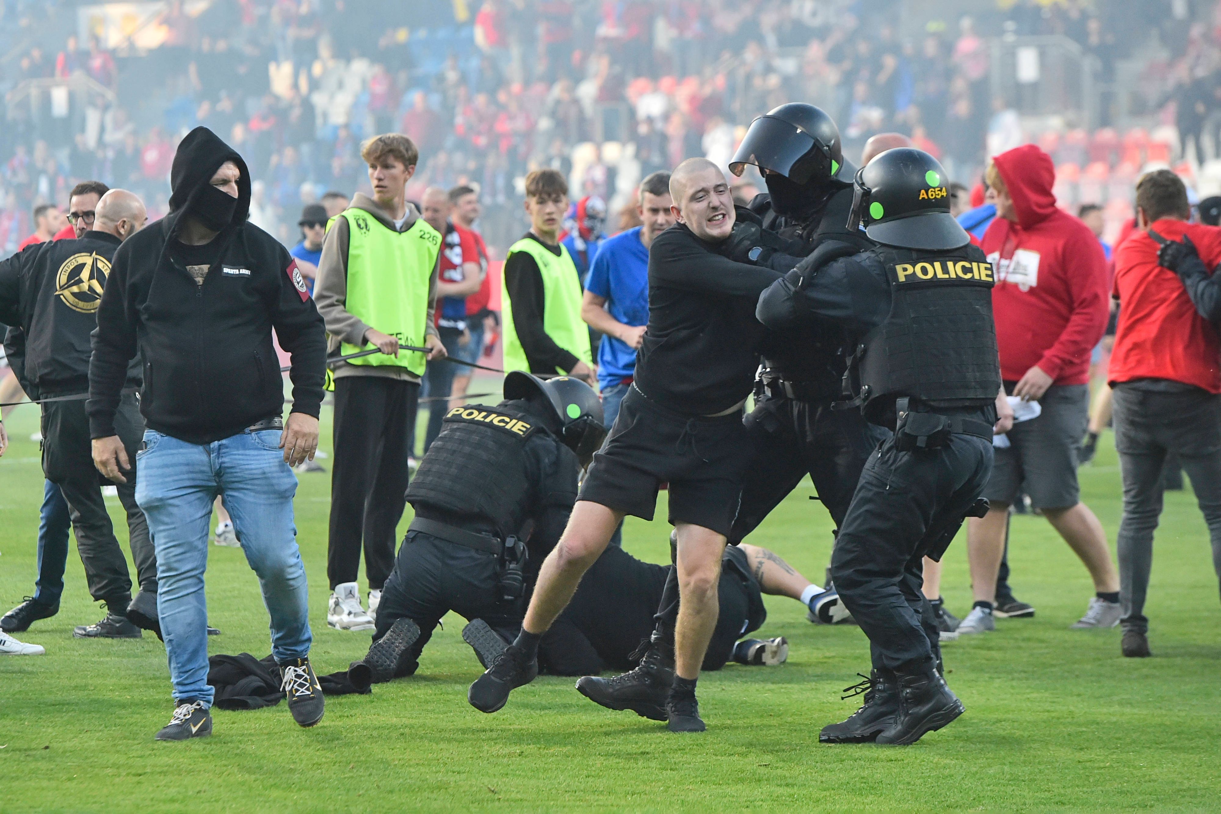 Es kam zu Auseinandersetzungen zwischen Anhängern von Sparta Prag und Viktoria Pilsen.