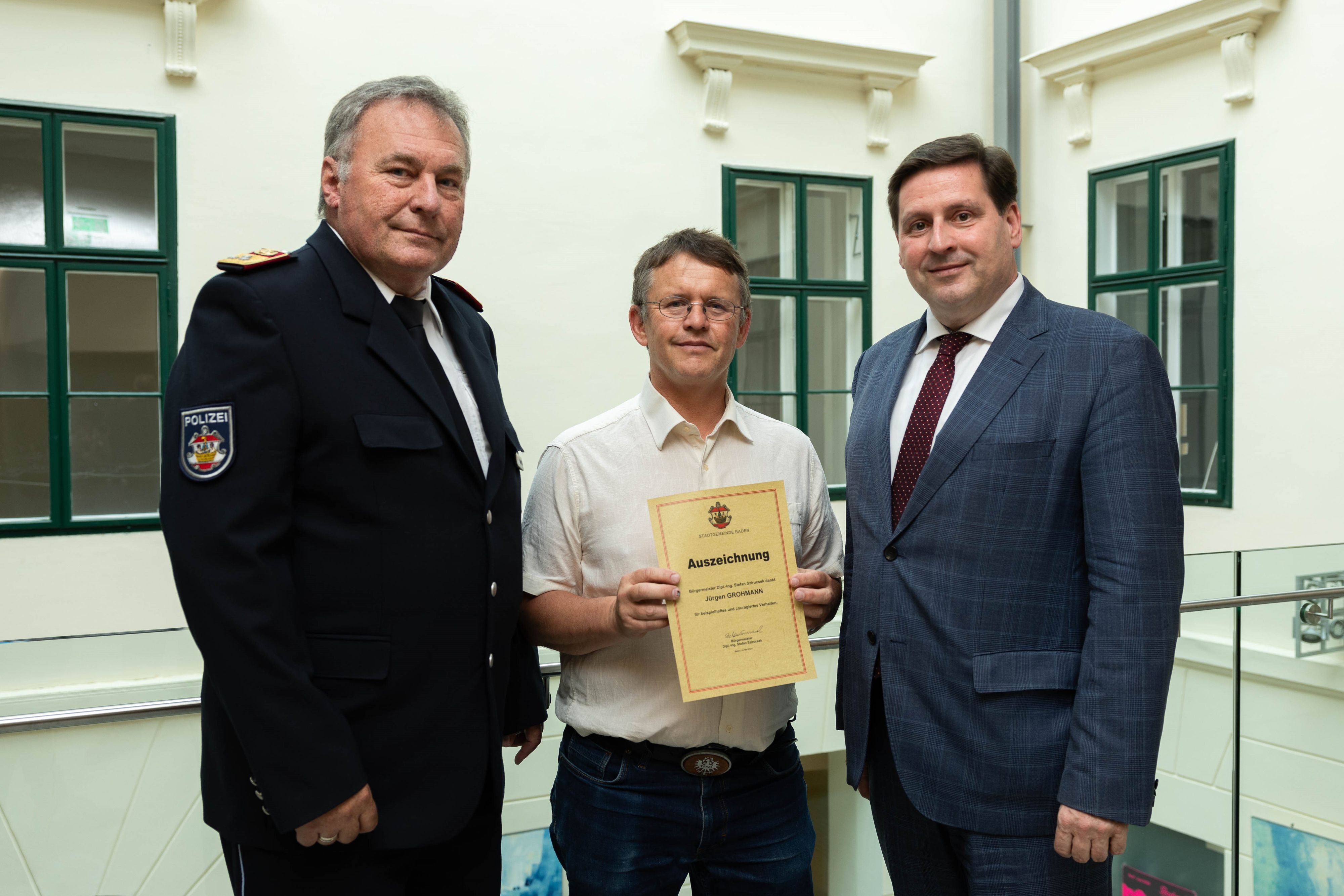 Bürgermeister Szirucsek (re.) dankte Jürgen Gromann (Mi.) für sein aufmerksames Handeln.