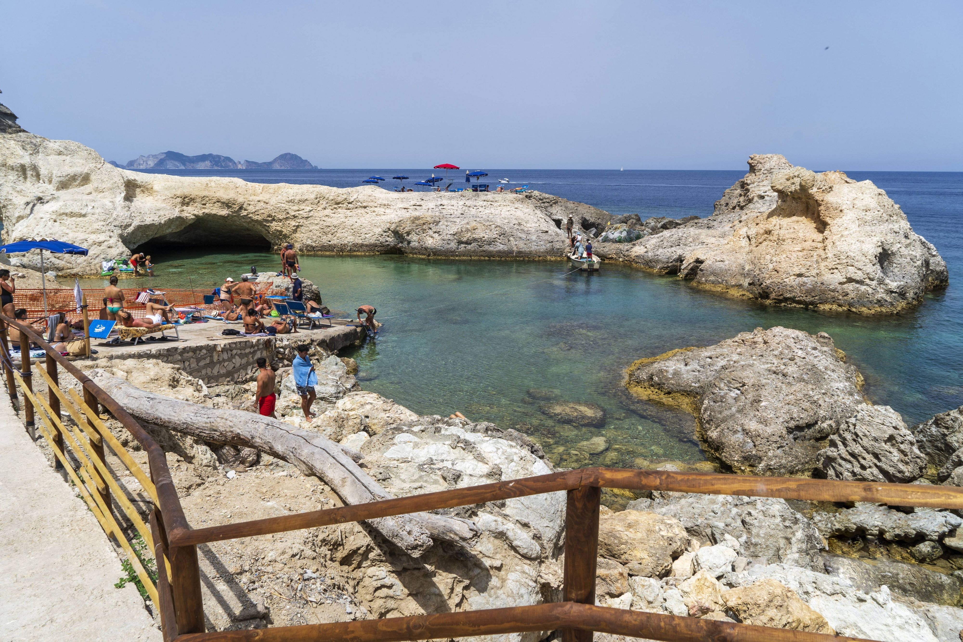 Der Strand Cala Fonte ist im Sommer besonders bei Touristen beliebt.
