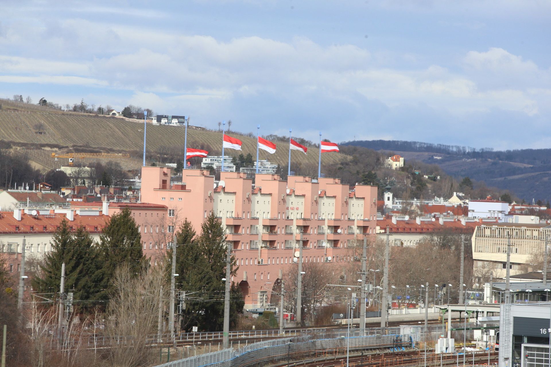 Riesen-Gemeindebau: Der Karl-Marx-Hof in Wien-Döbling