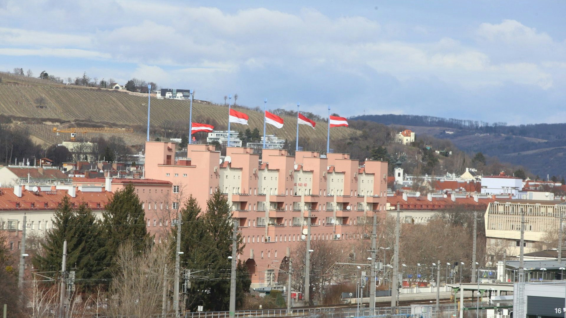 Heute.at - KPÖ warnt – Die EU bedroht den Gemeindebau