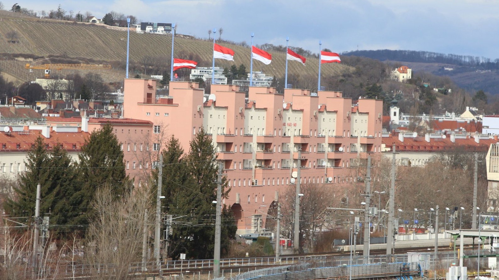 Riesen-Gemeindebau: Der Karl-Marx-Hof in Wien-Döbling