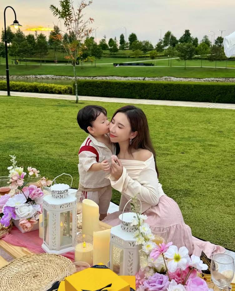 Auf Instagram teilt die trauernde Mutter mehrere Gedenkvideos.