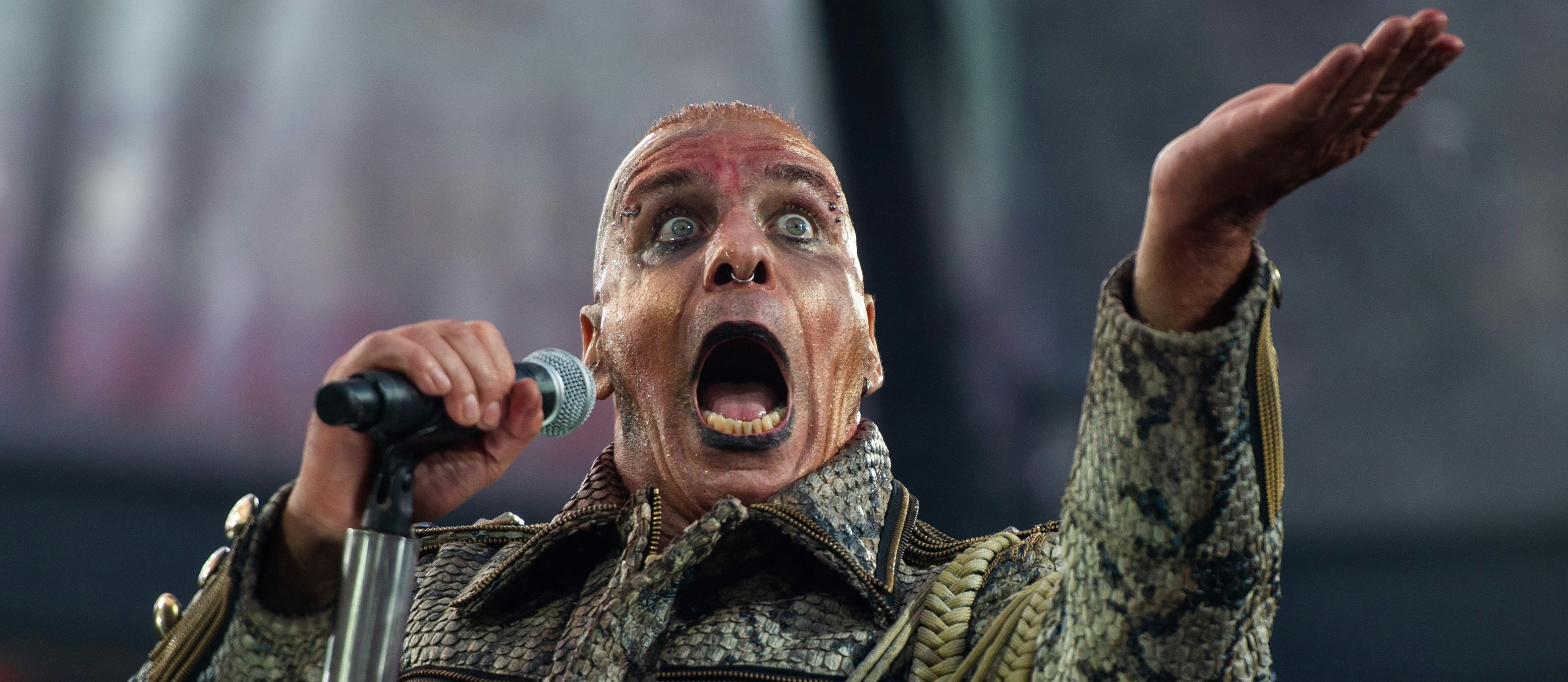 Rammstein-Frontman Till Lindemann bei einem Konzert der Band im Rahmen der Europa-Tour 2019. Missbrauchsvorwürfe gegen den Sänger warfen im Frühjahr 2023 dunkle Schatten auf die Gruppe und später auf weite Teile des Musik-Business