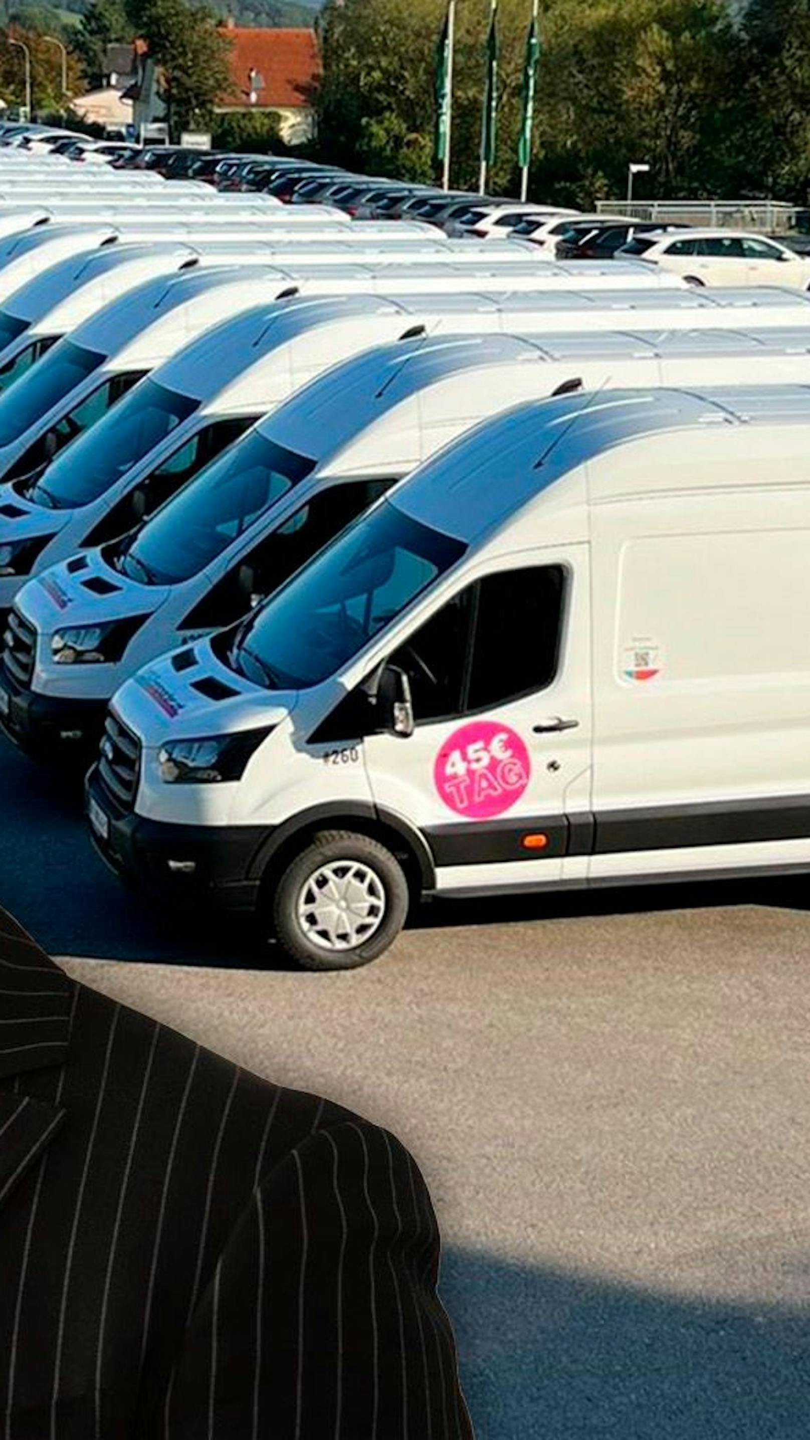 Türgriff am Mietauto kaputt, Frau soll 15.000€ brennen