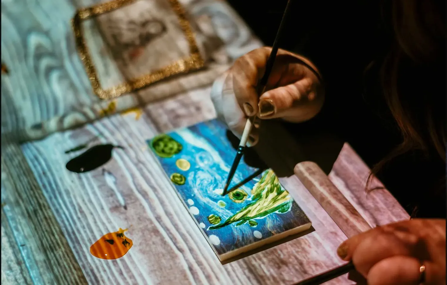Malen und Rätsel lösen: Dinnershow jetzt in Wien.
