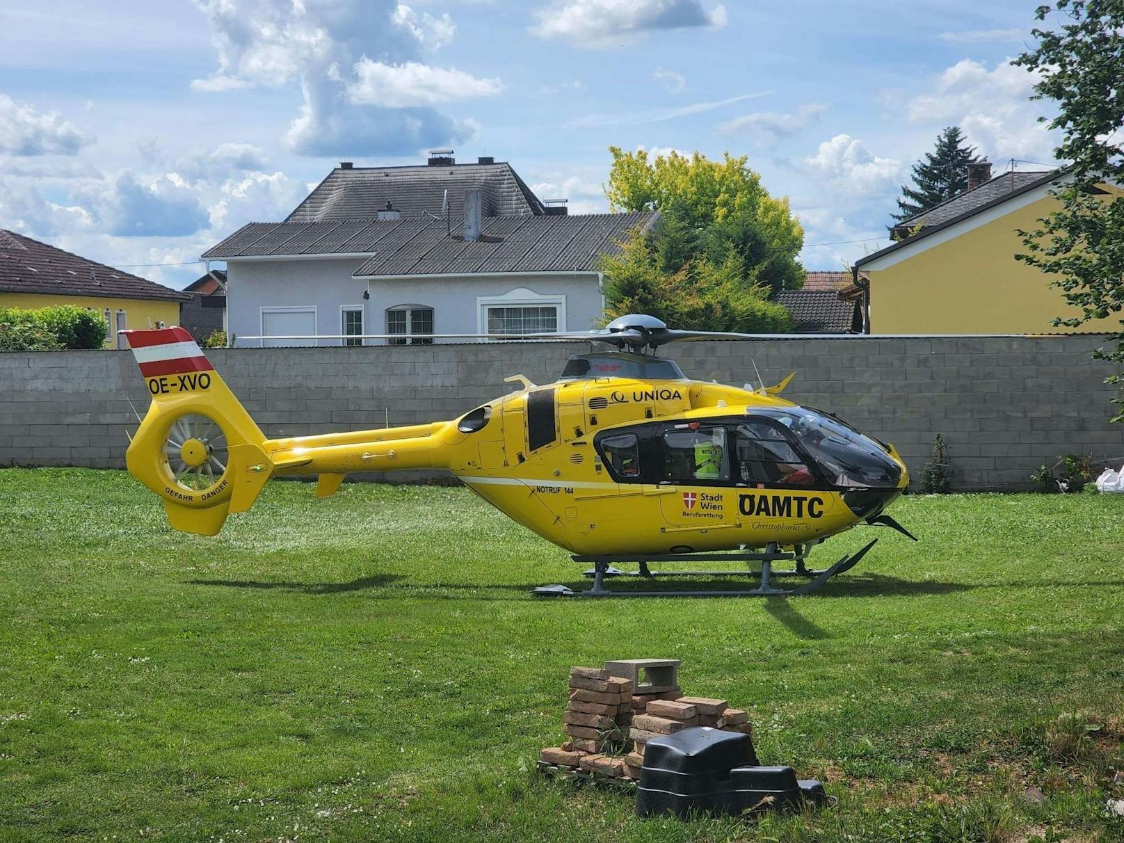 Wohnhausbrand in Drösing: Notarztheli im Einsatz