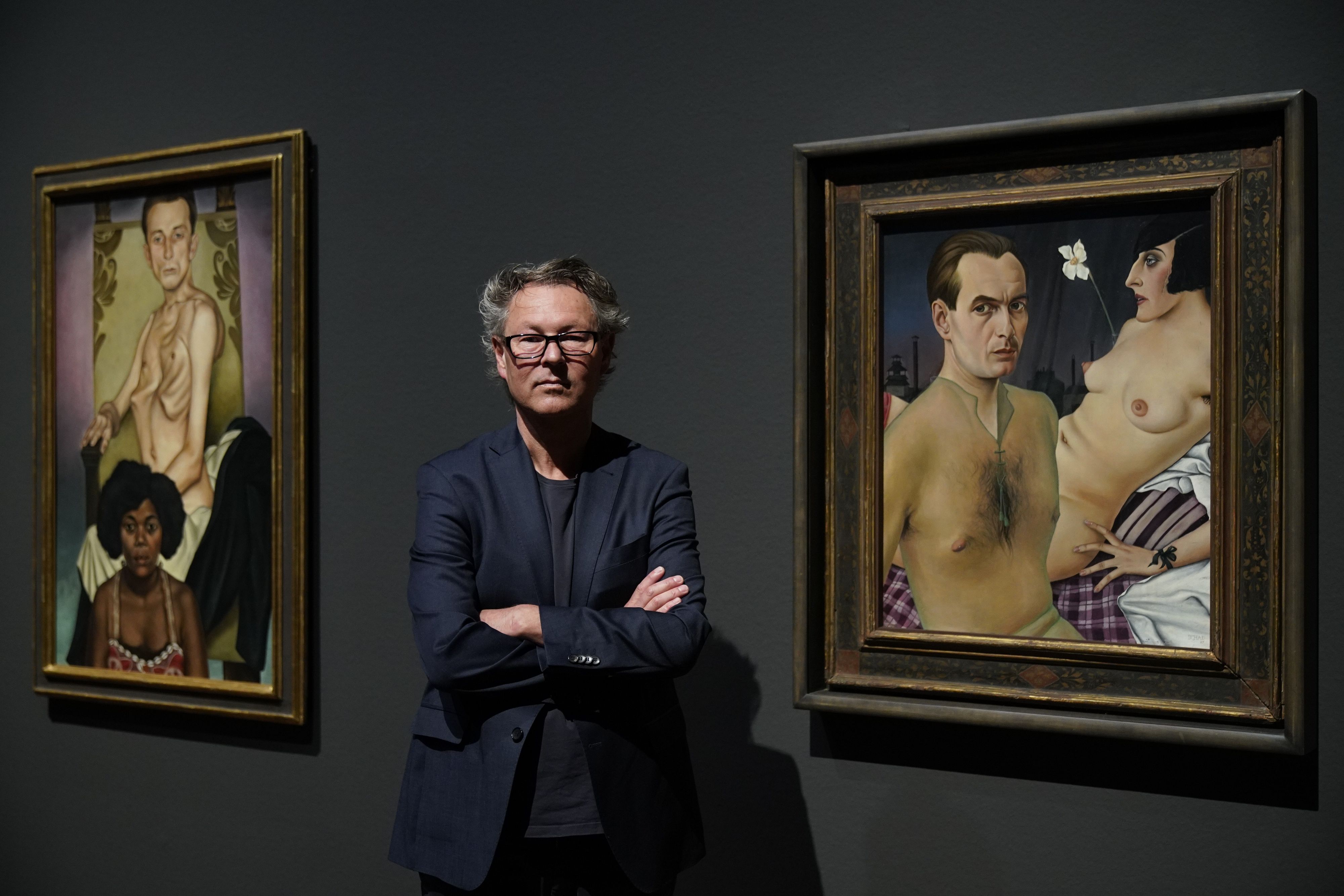 Direktor Hans-Peter Wipplinger zwischen den Werken von Christian Schad.