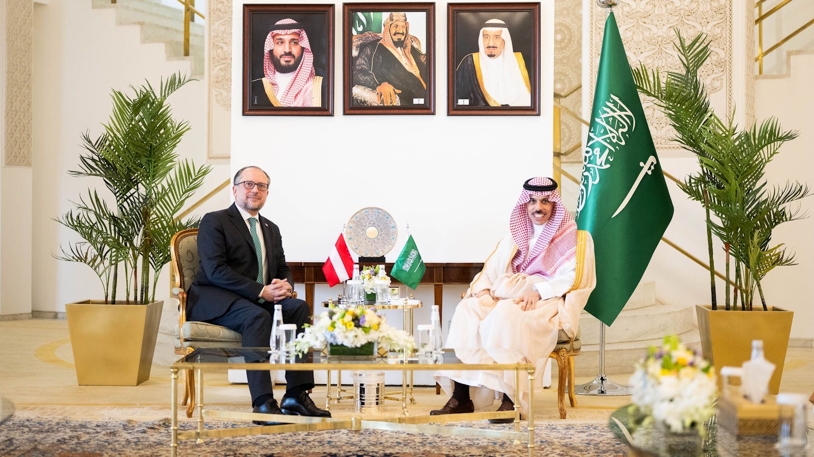 Am 23. Mai 2024 traf Außenminister Alexander Schallenberg seinen saudischen Amtskollegen Prinz Faisal bin Farhan Al-Saud in Riad. 