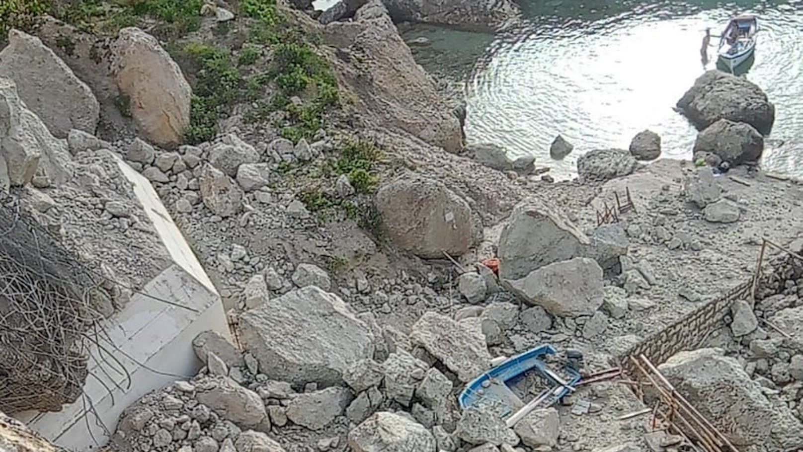Katastrophe auf Italo-Insel – Badende flüchten ins Meer