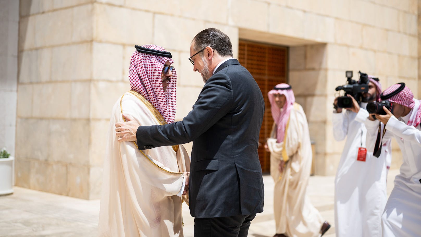 Außenminister Alexander Schallenberg begrüßt den Außenminister von Saudi-Arabien, Prinz Faisal bin Farhan Al-Saud in Riad. 