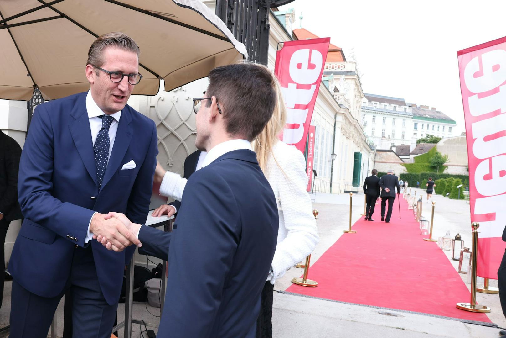 Remus- und Sberbank-Miteigentümer Stephan Zöchling wird von <em>"Heute"</em>-Chefredakteur Clemens Oistric begrüßt.