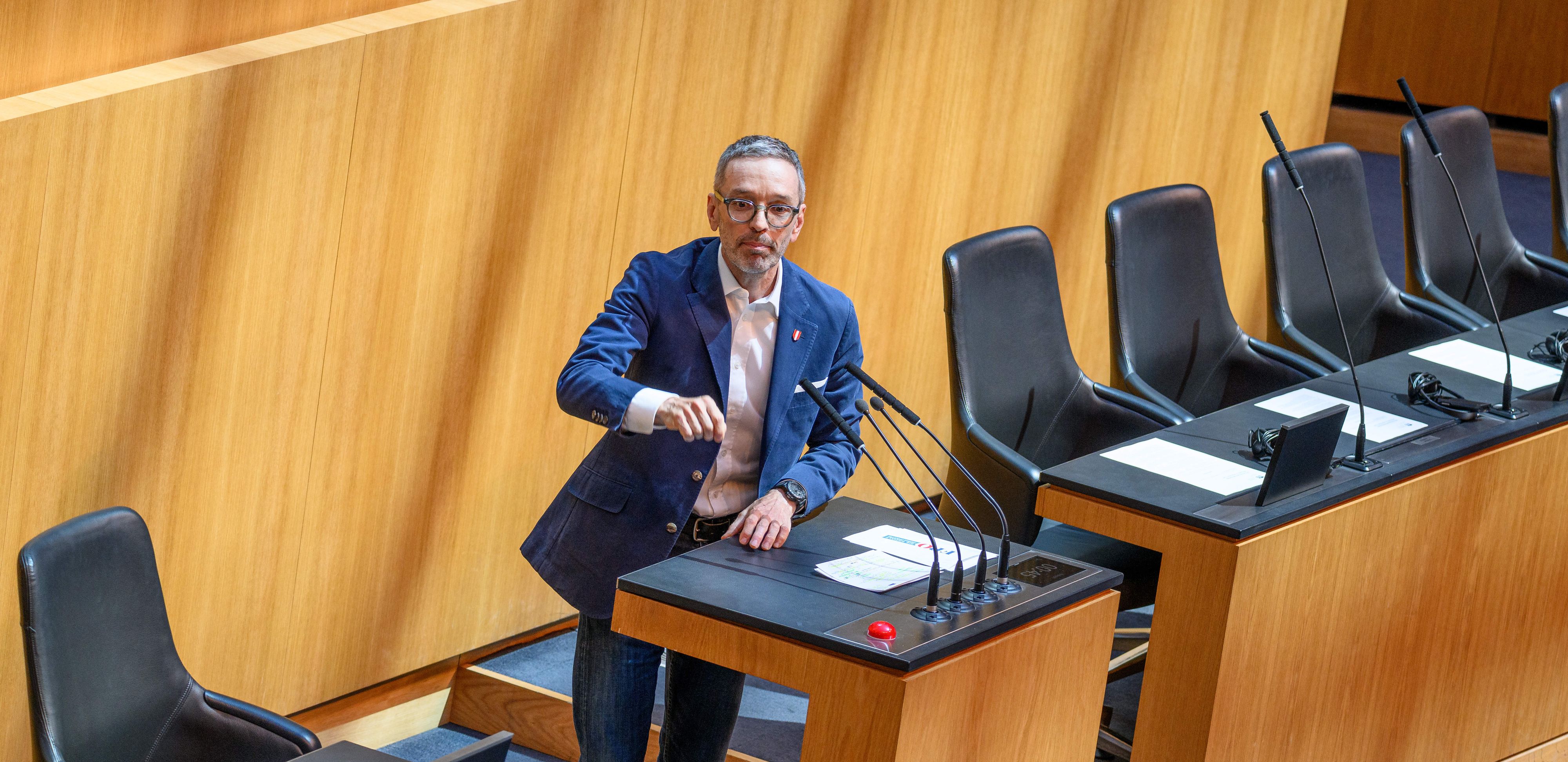 FP-Chef Herbert Kickl sei in Österreich und ganz Europa mit seinem rechtsextremen Kurs isoliert, poltert die ÖVP.
