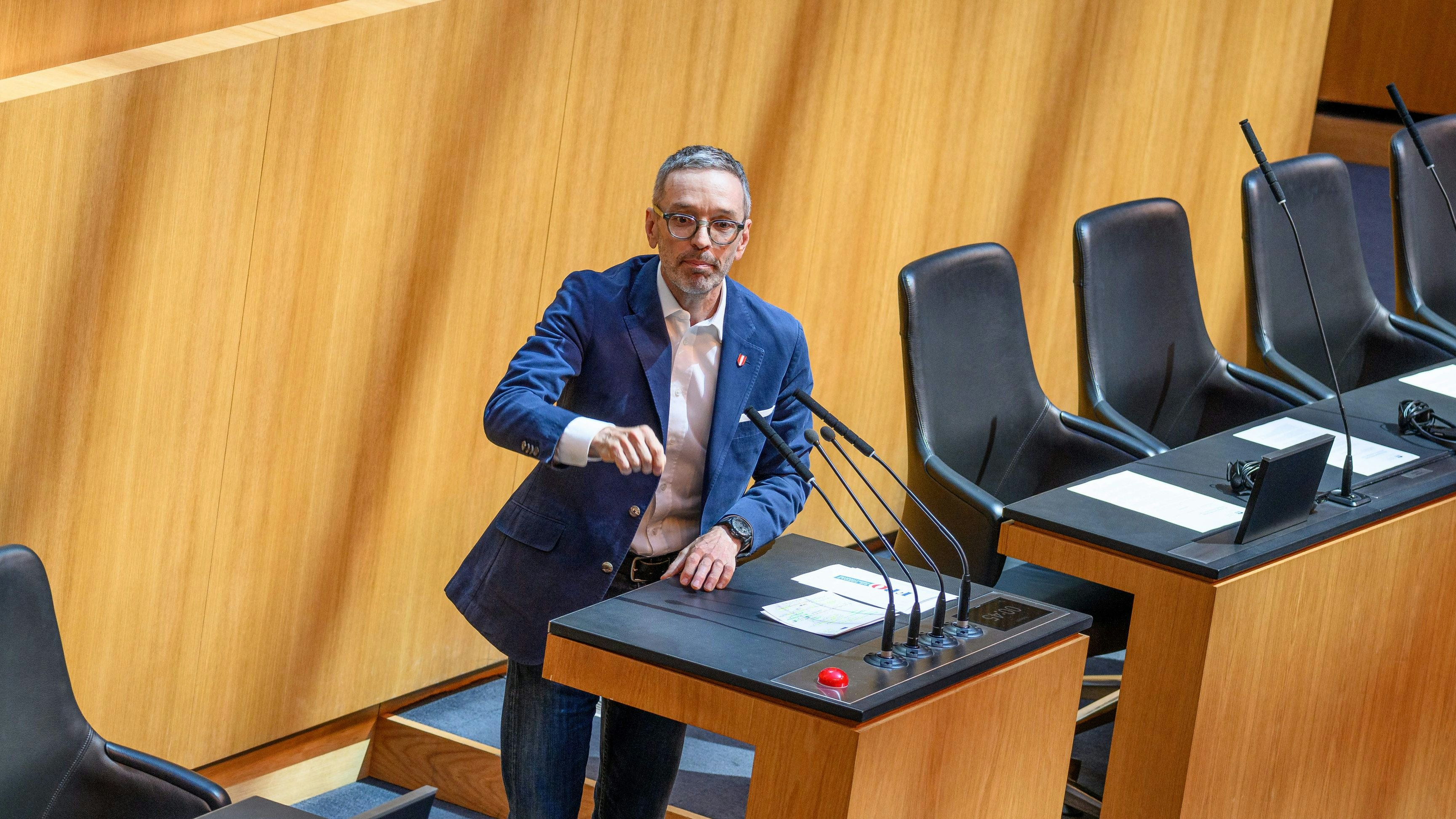 FP-Chef Herbert Kickl sei in Österreich und ganz Europa mit seinem rechtsextremen Kurs isoliert, poltert die ÖVP.
