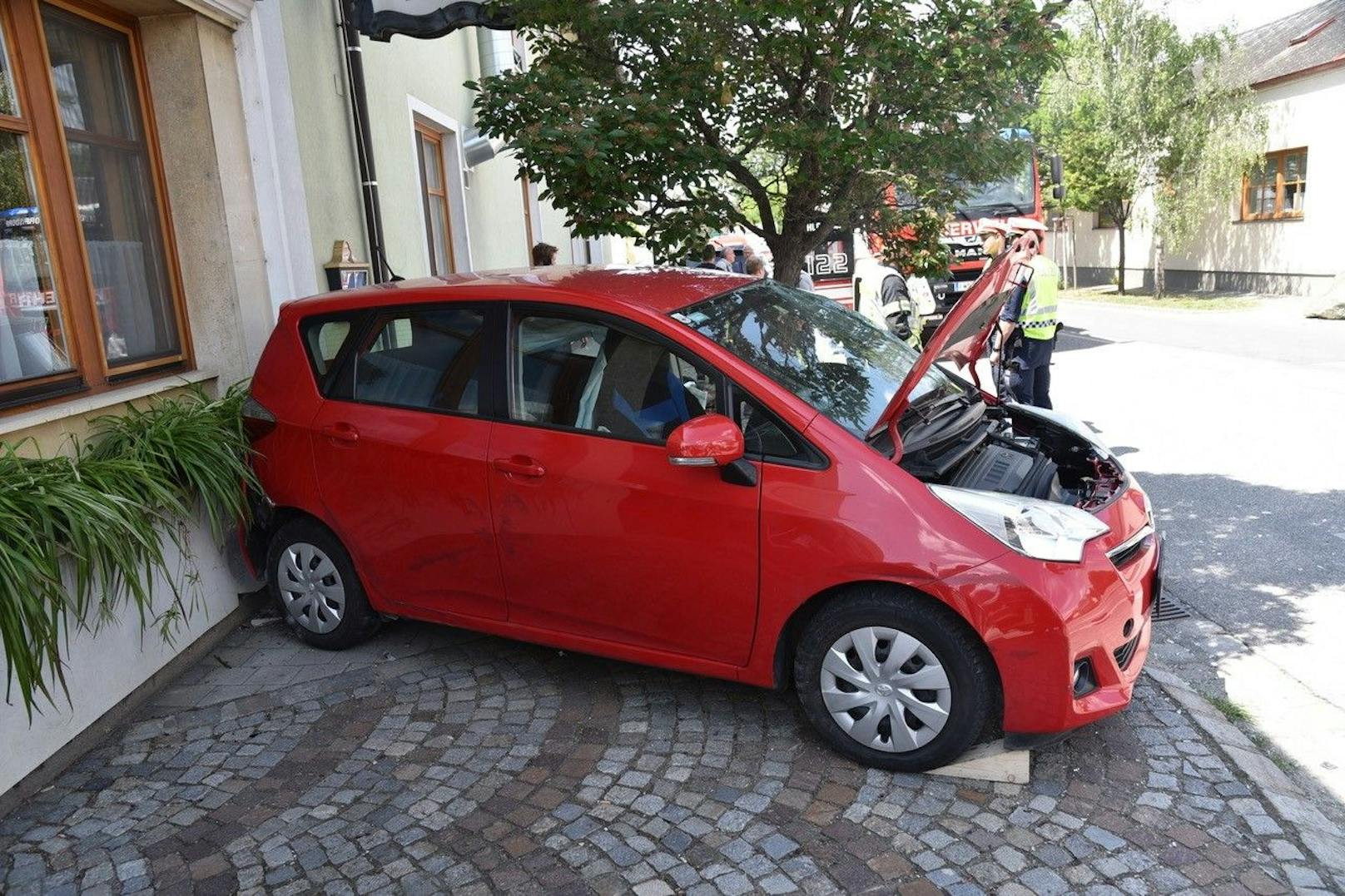 Die beiden Fahrzeuginsassen wurden im Auto eingeklemmt. Der Beifahrer musste mit dem Rettungshubschrauber Martin 5 ins Krankenhaus gebracht werden