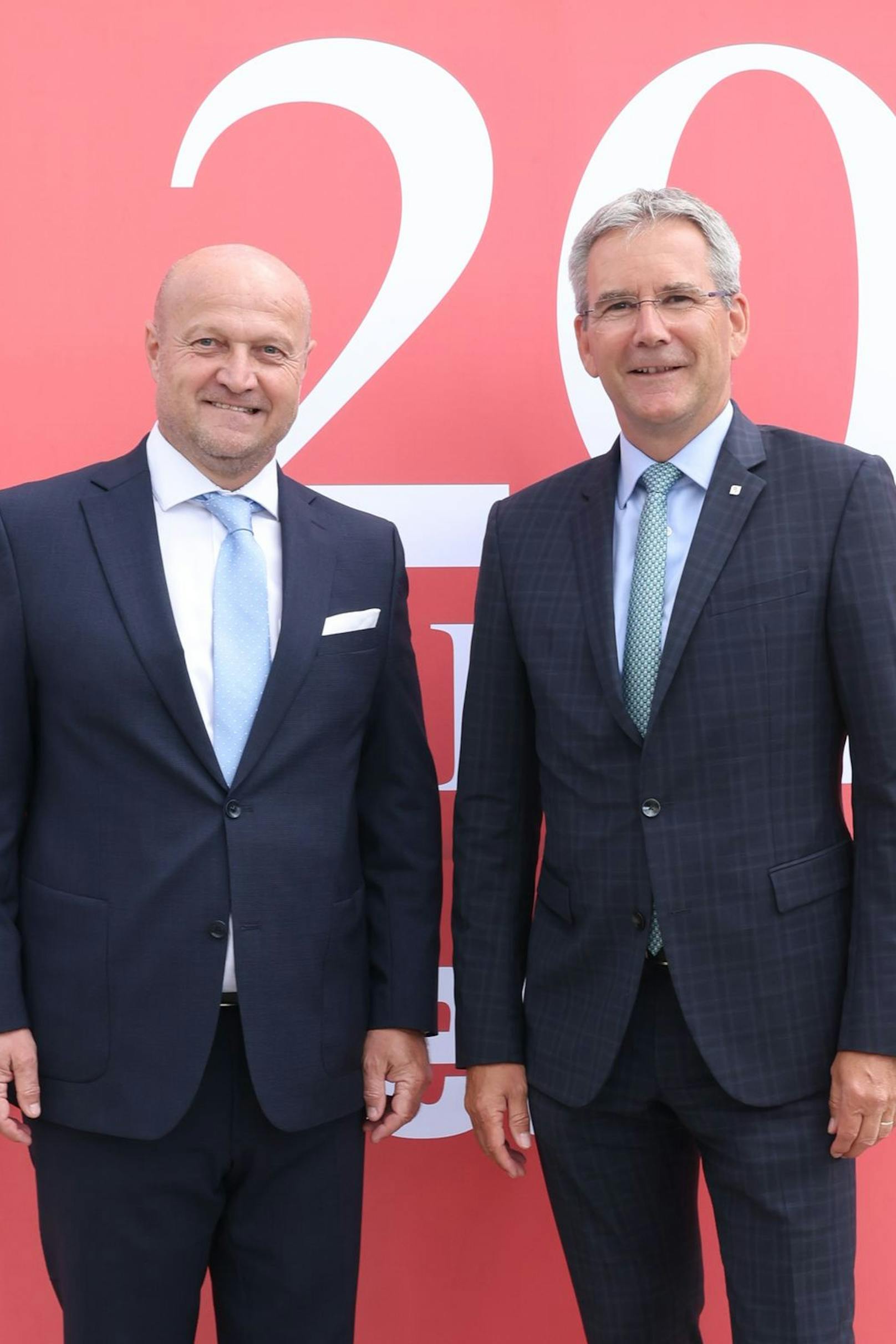 <em>"Heute"</em>-Geschäftsführer Sales Gernot Fischer mit dem Vorstandsvorsitzenden der Vienna Insurance Group, Hartwig Löger