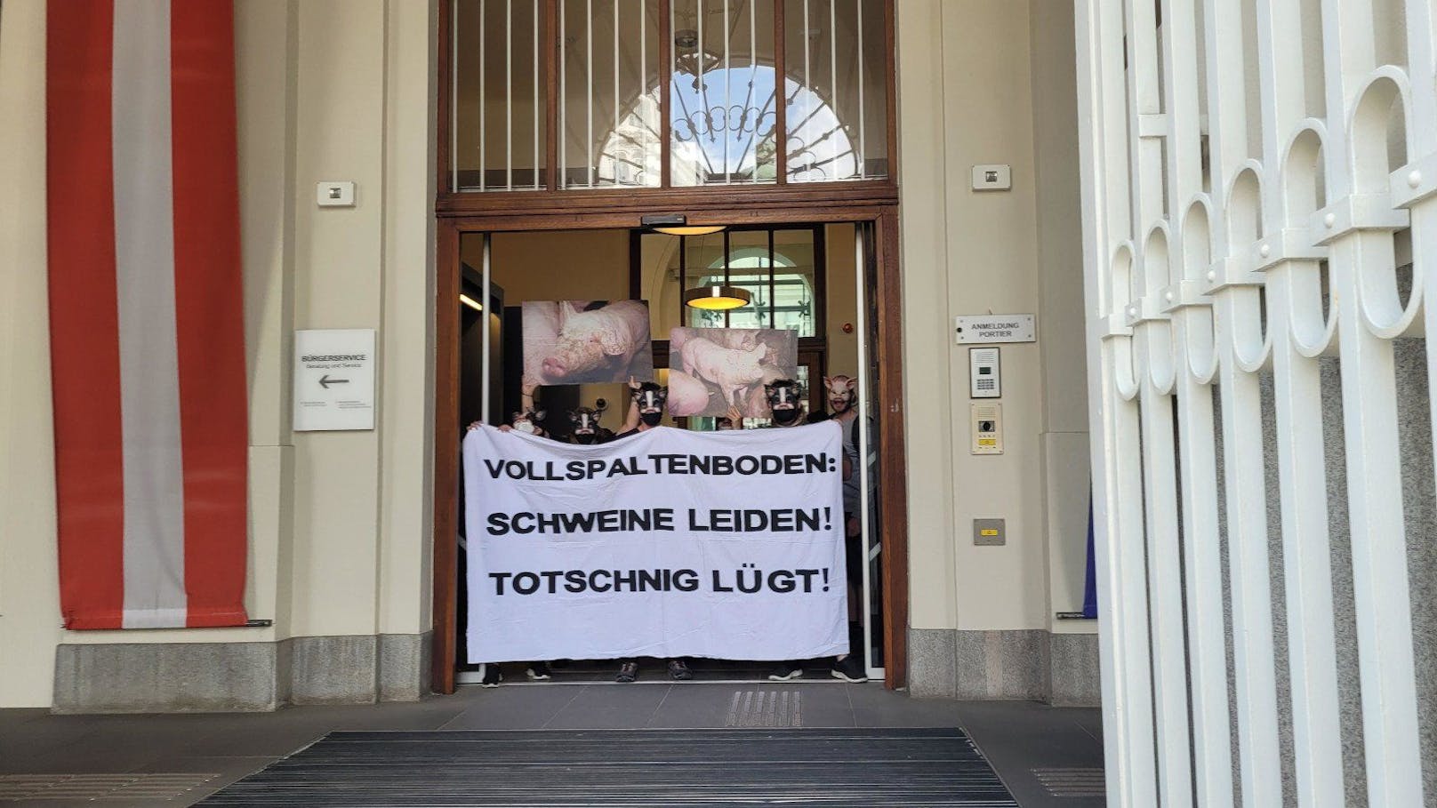 Totale Blockade! Tierschützer besetzen Ministerium