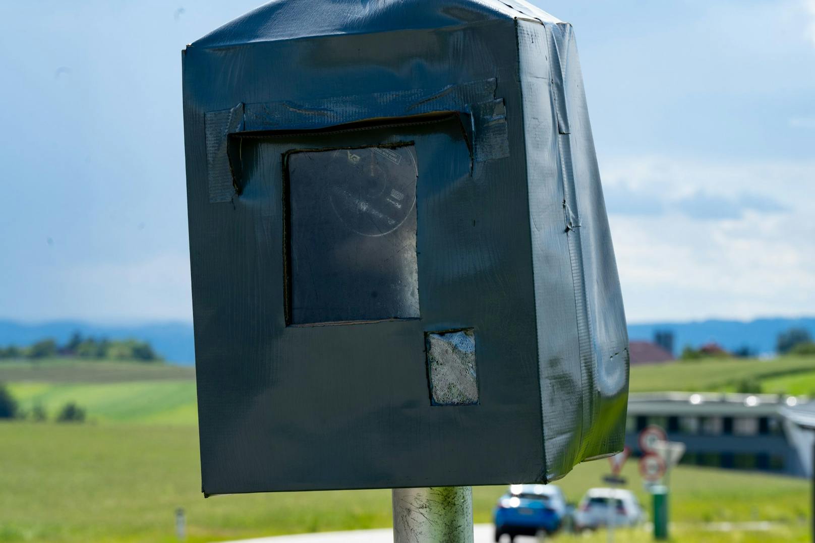 Das falsche Radar steht in Gramastetten in einer 70er-Zone.