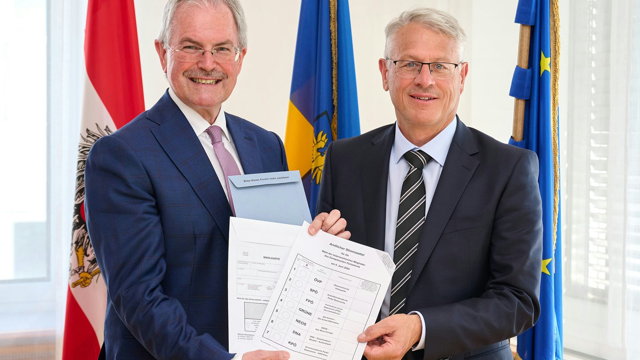 Der stellvertretende Landeswahlleiter Landtagspräsident Karl Wilfing (l.) und Peter Anerinhof, Leiter der Abteilung Wahlen im Amt der Landesregierung, mit einem Muster-Stimmzettel für die Europa-Wahl.