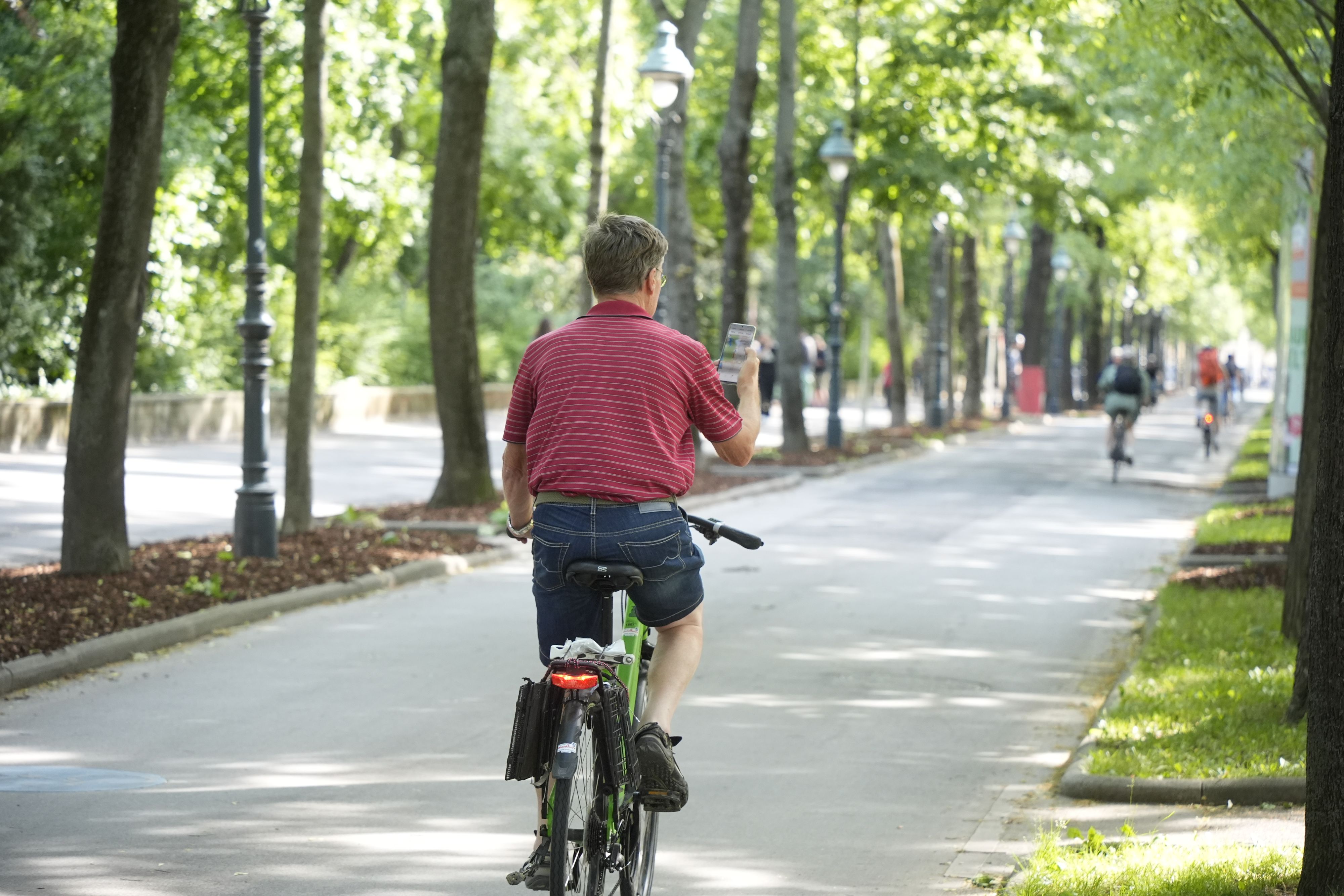 Alex wusste den Weg nicht, packte auf dem Fahrrad sein Smartphone aus. Kurz darauf musste er eine Geldstrafe bezahlen.
