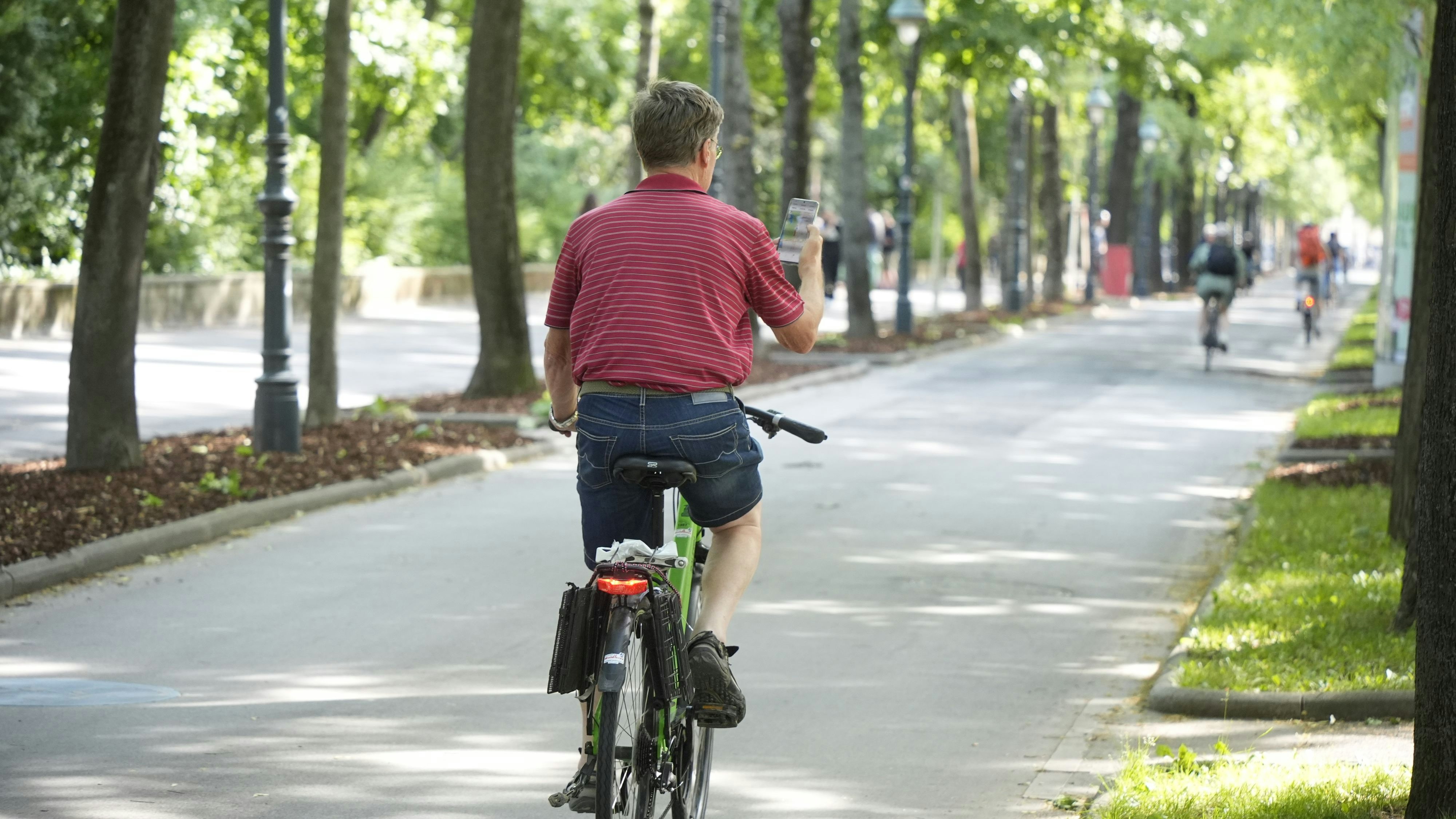 Alex wusste den Weg nicht, packte auf dem Fahrrad sein Smartphone aus. Kurz darauf musste er eine Geldstrafe bezahlen.