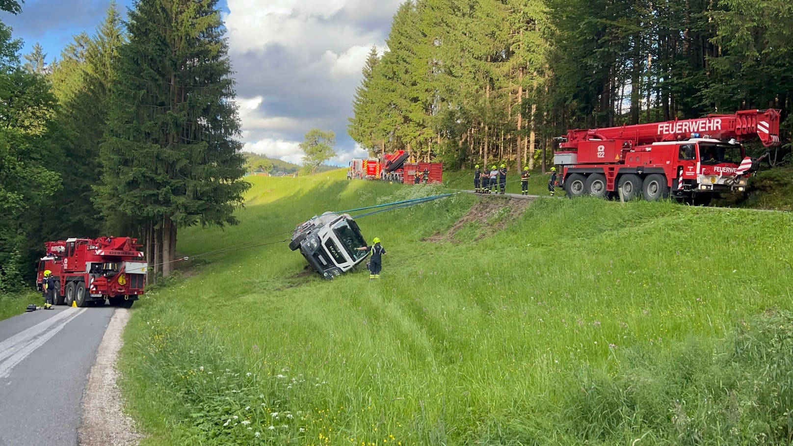 Mittels Autokran wurde der Lkw aufgerichtet.